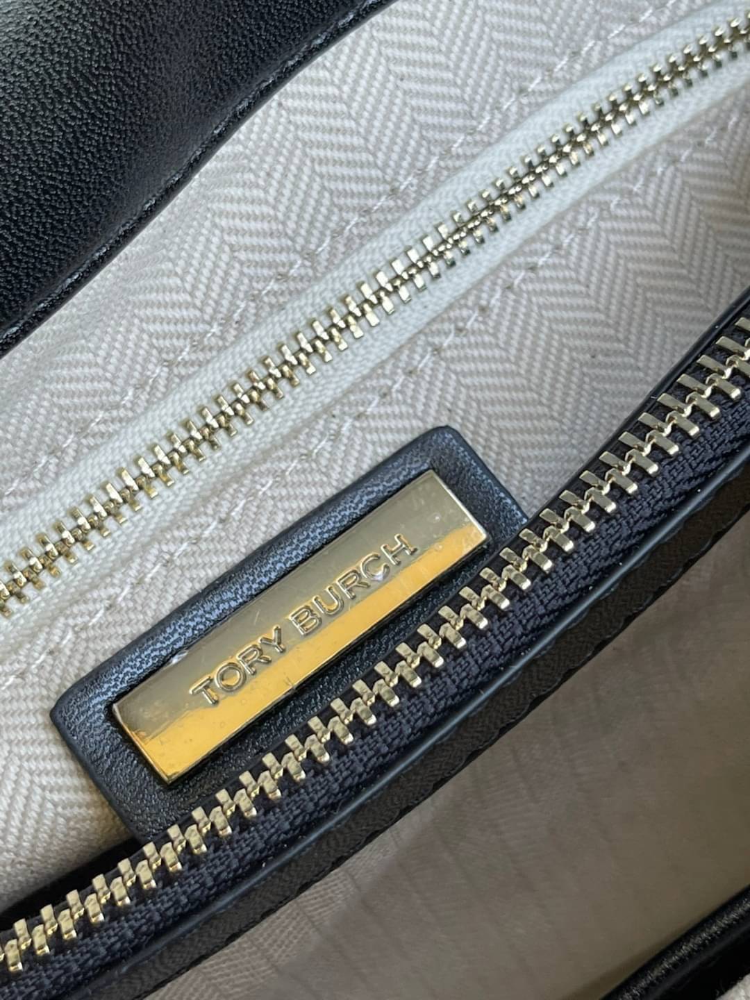 Large : Tory Burch Kira Chevron Quilted Convertible Leather Crossbody Bag เป็นกระเป๋าที่ใช้ในการออกงานสำคัญหรือวันที่มีปาร์ตี้สังสรรค์ คุณควรเลือกใช้กระเป๋าที่มีดีไซน์สะดุดตา เพราะจะช่วยยกระดับและเพิ่มเสน่ห์ให้กับตัวคุณเองมากยิ่งขึ้น หากเป็นงานทางการ เช่น