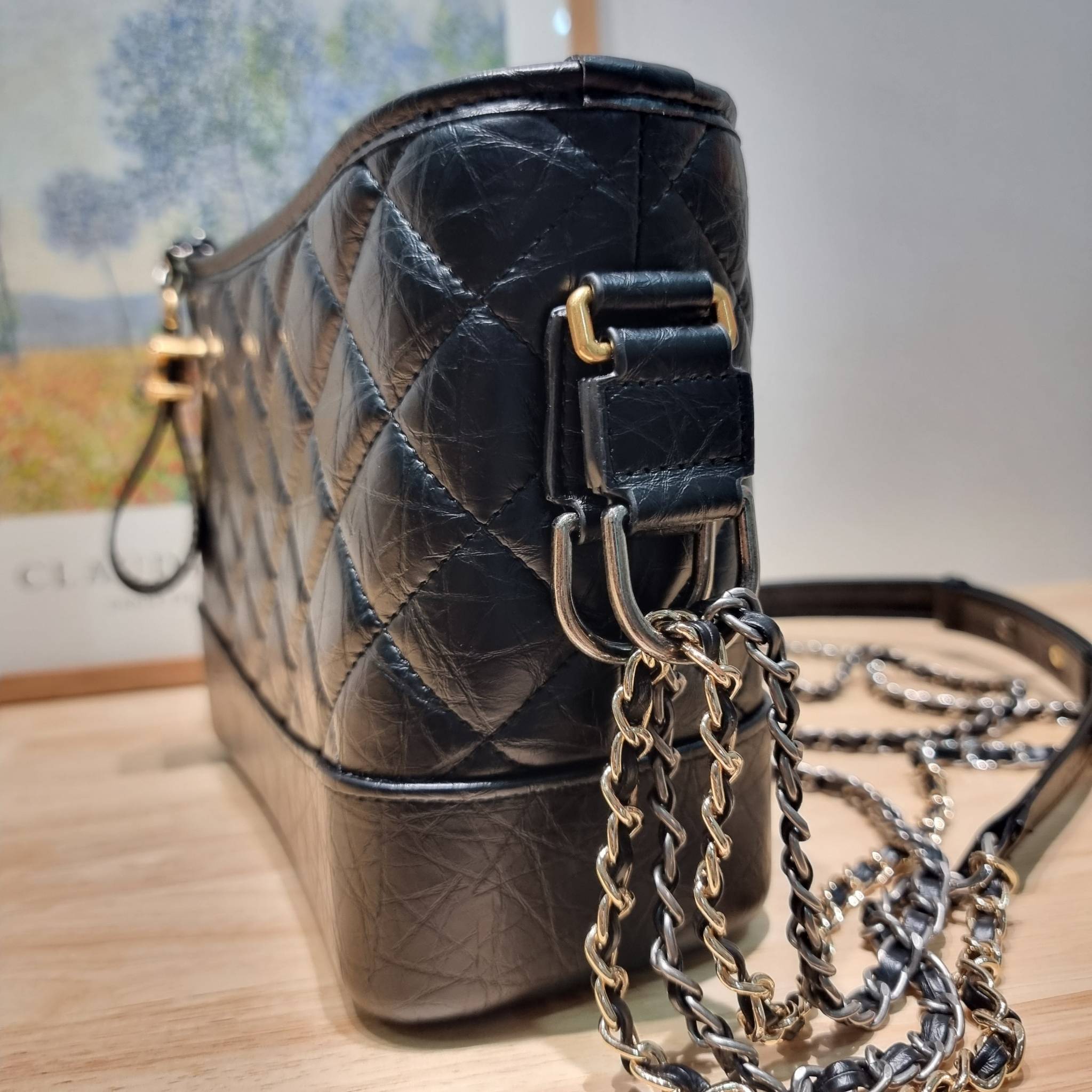 CHANEL Gabrielle Bag Medium สวยคลาสสิค No.1 ต้องยกให้ไอเท็มนี้เท่านั้น กับกระเป๋าสะพายซิกเนเจอร์ ดีไซน์ไม่เหมือนใคร เป็นเอกลักษณ์