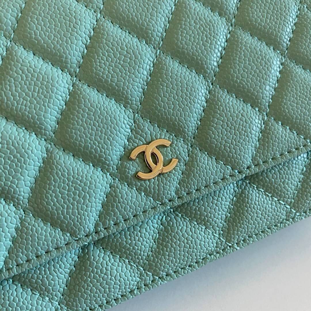 หนังแท้ VIP GIFT CHANEL CLASSIC CROSSBODY CHAIN IN PASSTEL BAG ทำไมน่ารักขนาดนี้ ^^ สีโทนพาสเทลละมุนมากค่ะ งานหายาก สายคิ้วห้ามพลาดเลยน้าาา วัสดุหนังลายคาเวียร์ อยู่ทรงคุณภาพดีตามแบบฉบับของแบรนด์ ขนาดกำลังดี น้ำหนักเบา ด้านหน้ามีโลโก้แบรนด์อะไหล่หรู มีช่อ