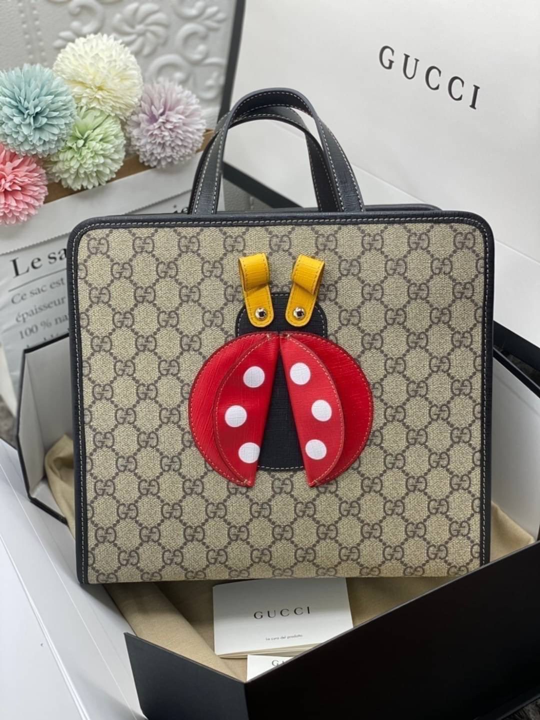 Ori GUCCI Children's tote bag GG kids ที่สุดของความน่ารัก ลิมิเต็ดแบบไม่มีเอาท์ สาวๆสายหวานไม่ควรพลาดด้วยประการทั้งปวงเลยค่าา หนังแท้เกรดดีที่สุด พิมพ์ลายแบรนด์รอบใบเทคเจอร์สวยอยู่ทรง ภายในมีโลโก้กว้างและจุสุดๆใส่สัมภาระได้เยอะ ภาพถ่ายจ