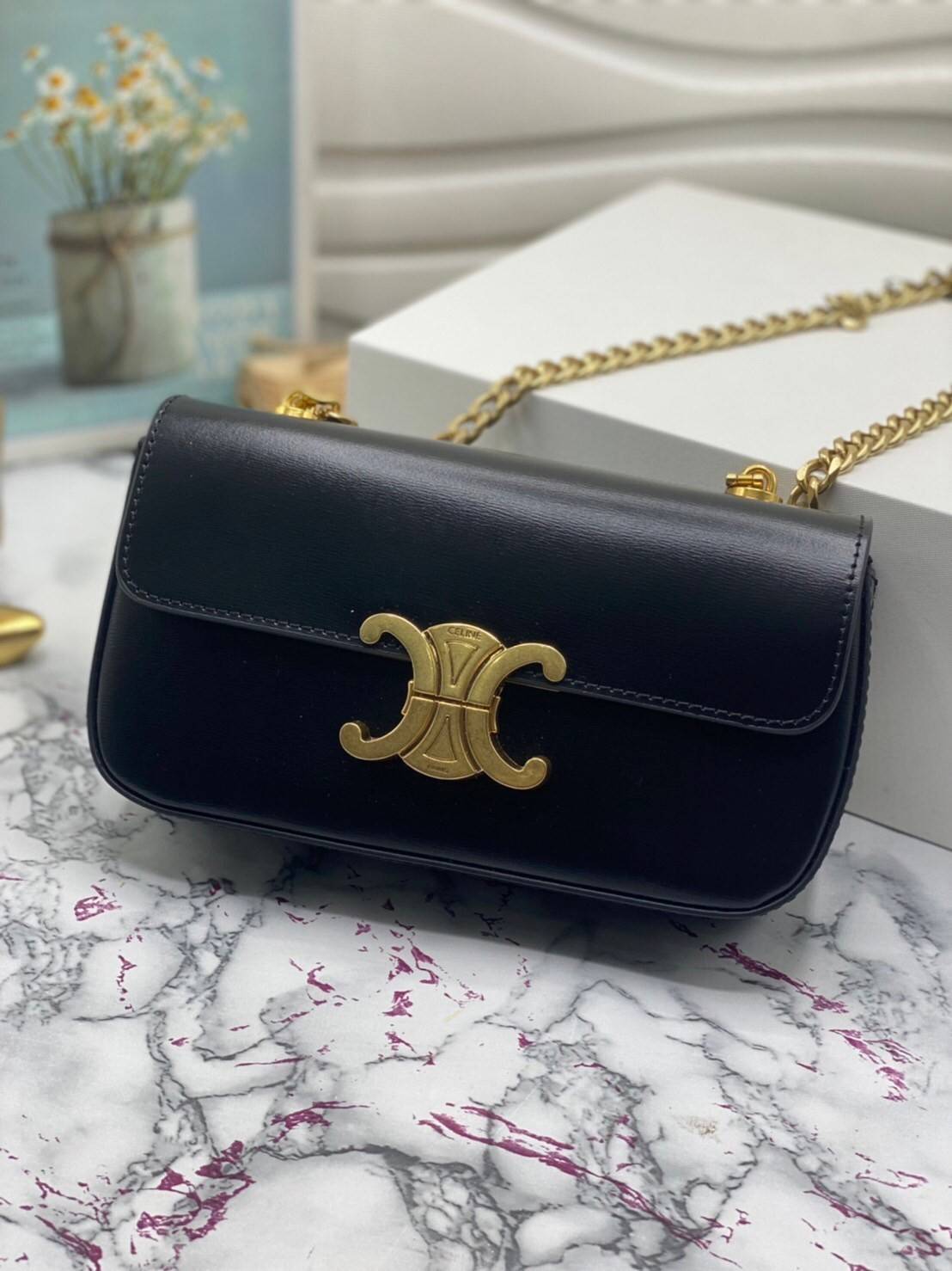 หนังแท้ CELINE CHAIN SHOULDER BAG / CELINE TRIOMPHE พร้อมส่งที่ไทย กระเป๋าเรียบหรูและดูทันสมัย ให้คุณเลือกสะพายในชีวิตประจำวันเข้ากับการแต่งตัวสบาย ๆ หรือจะสะพายออกงานปาร์ตี้สังสรรค์ก็ช่วยให้คุณดูโดดเด่น มีรูปทรงที่ดูแข็งแรงจึงไม่เสียรูปทรงแม้ใส่ของจำนวนม