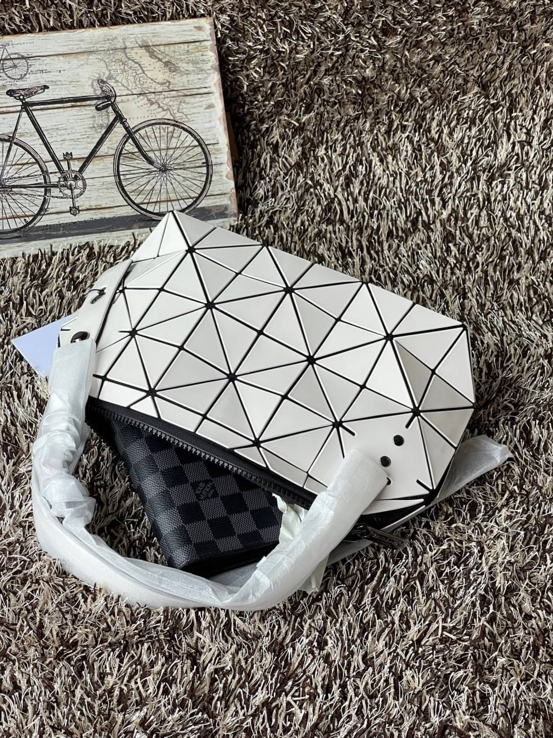 BaoBao Issey Miyake Small Boston Bag กระเป๋าบอสตันที่มีดีไซน์สปอร์ต มีช่องซิปที่ทำให้หยิบสิ่งของออกมาได้ง่ายแล้ว แบบกว้างที่ด้านล่างของกระเป๋ายังให้ความจุที่ยอดเยี่ยม