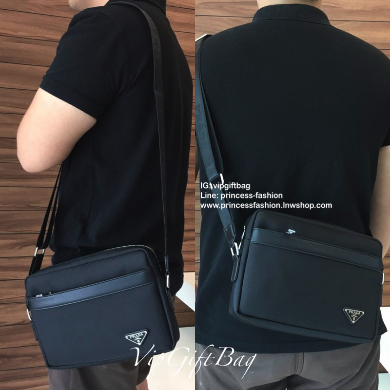 New Must Have For Men 👍👍 กับงานพรีเมี่ยมกิ้ฟแบรนด์ดังอย่าง prada ทรง messenger ทรงยอดฮิต สำหรับท่านชาย เนื้อผ้า Polyester ขนาดใหญ่ จุของได้มาก ใส่ipad labtop หนังสือ ได้หมดคะ เปิดปิดด้วยซิปอะไหล่เงิน บุด้วยผ้าสีดำปั้มแบรนด์ สวยงามมากคะ อะไ