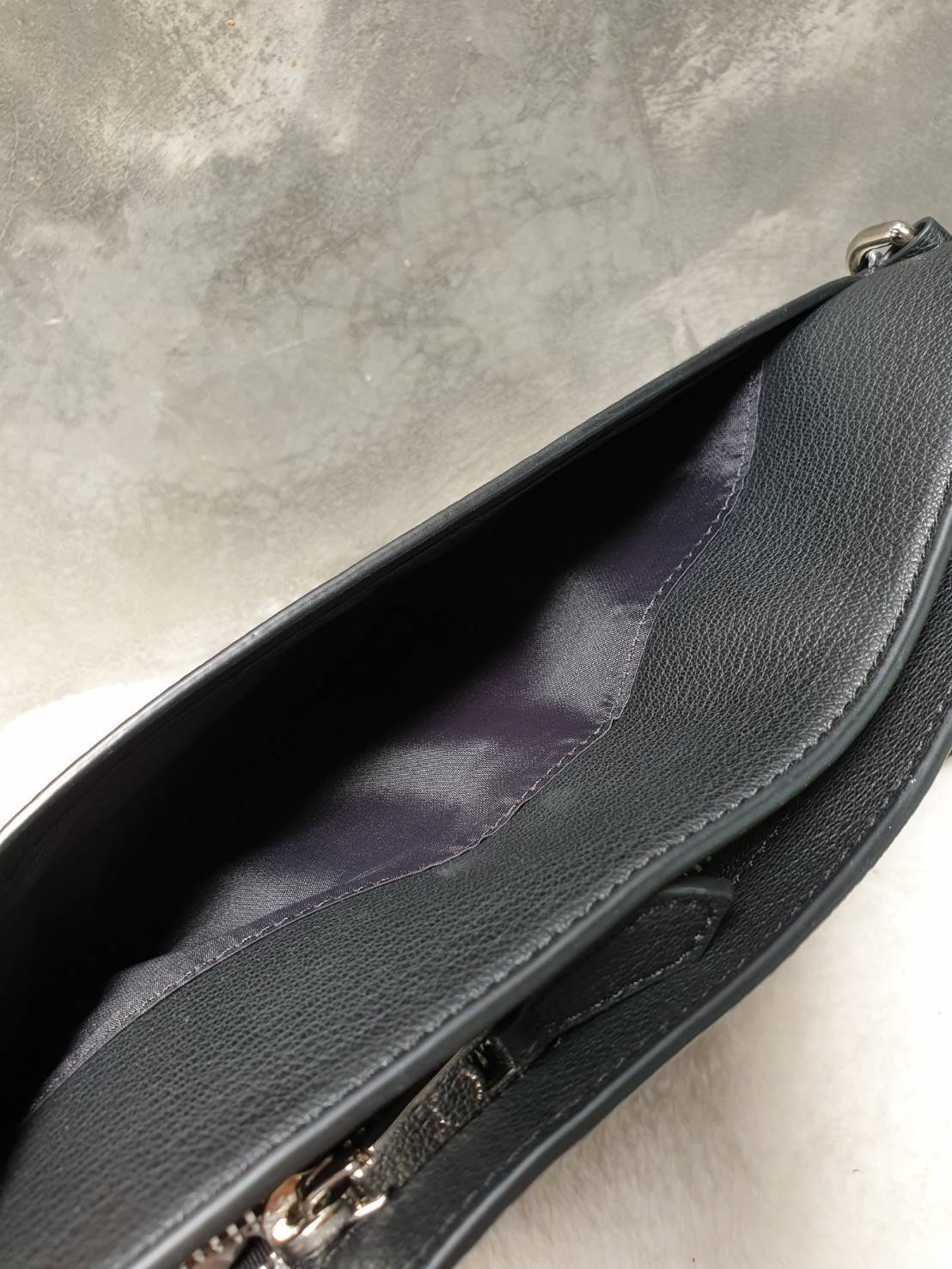 Coach crossbody bag กระเป๋าสะพายข้าง crossbody สำหรับคุณผู้ชาย วัสดุหนังลาย signatire brand แบรนด์ ด้านหน้ามี 2 ช่องซิป ด้านหลังมีช่องใส่ ภายในแบ่งเป็น 2 ช่อง ใส่ wallet ยาว มีช่อง ใส่ tablet พร้อมกระดุมล็อค ใบนี้ใส่ของได้จุ เป็นสัดส่วย สายสะพายยาวปรับระด