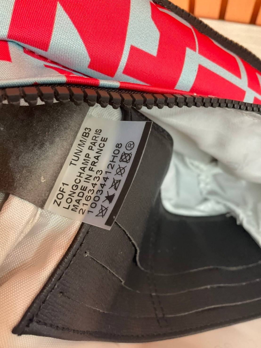 ของแท้ 💯% Longchamp Le Pliage Graphic Nylon Belt Bag กระเป๋า คาดอก / คาดเอว ลายกราฟฟิก วัสดุเนื้อผ้า Nylon Canvas เคลือบกันนำ้ ตัดด้วยหนังแท้ที่มีน้ำหนักเบา มี 2 ช่องซิปสะดวกใช้ ดีไซน์เรียบง่ายแต่เต็มไปด้วยความคลาสสิก ที่จับหัวซิปปั้มแบรนด์ จุของไ