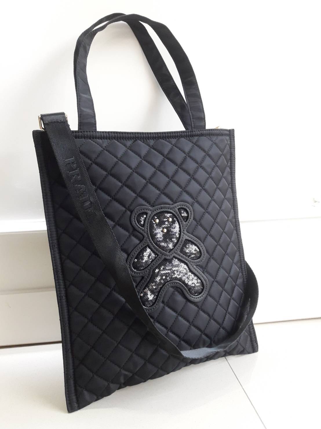 งานขายดีคะ ♡♡ กระเป๋าสะพาย/ทรง TOTE Bag จากแบรนด์ PRADA ตัวกระเป๋าเป็น nylon ทั้งใบ เป็นลายตารางขวางทั้งสองฝั่ง มีสายยาวสะพายได้ ด้านหน้าเป็นลายหมี ปักกลิ้ตเตอร์ อะไหล่ทองหรูมาก จุของคุ้ม ใส่หนังสือ หรือ MacBook ใส่Ipad tablet ได้หมดระ สวยคุ