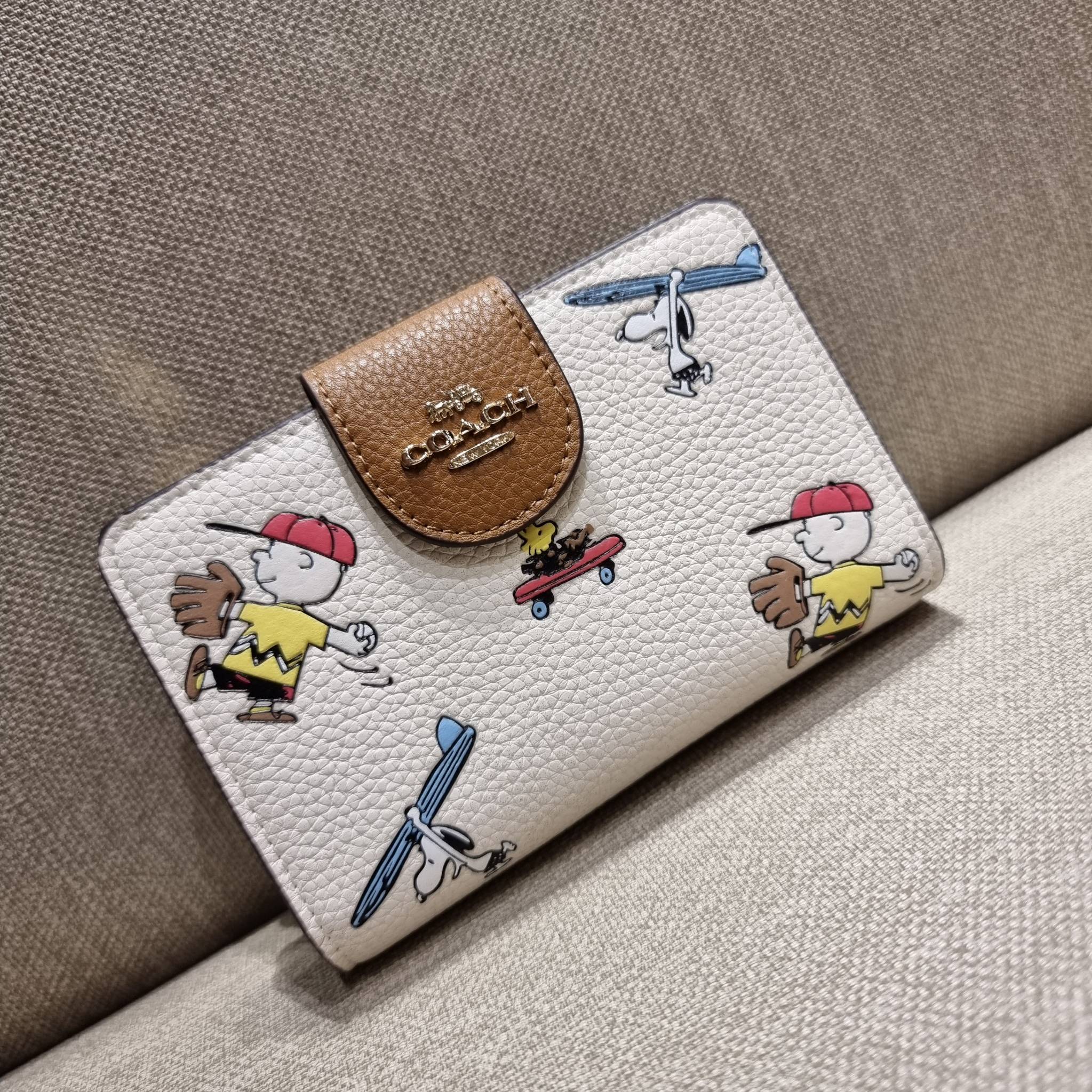 COACH C4899 MEDIUM CORNER ZIP WALLET WITH SNOPPY PRINT น้องใหม่คอลเลคชั่นสุดชิค ดีไซน์ลายพริ้นท์ผองเพื่อนสนูปพี น่ารักน่าใช้ เพิ่มลูกเล่นให้กระเป๋าสตางค์ของคุณไปอีก กับกระเป๋าสตางค์ใบกลาง ขนาดกำลังเหมาะมือ วัสดุหนัง pepble ทนทาน มีช่องใส่บัตรและธนบัตรครบ 