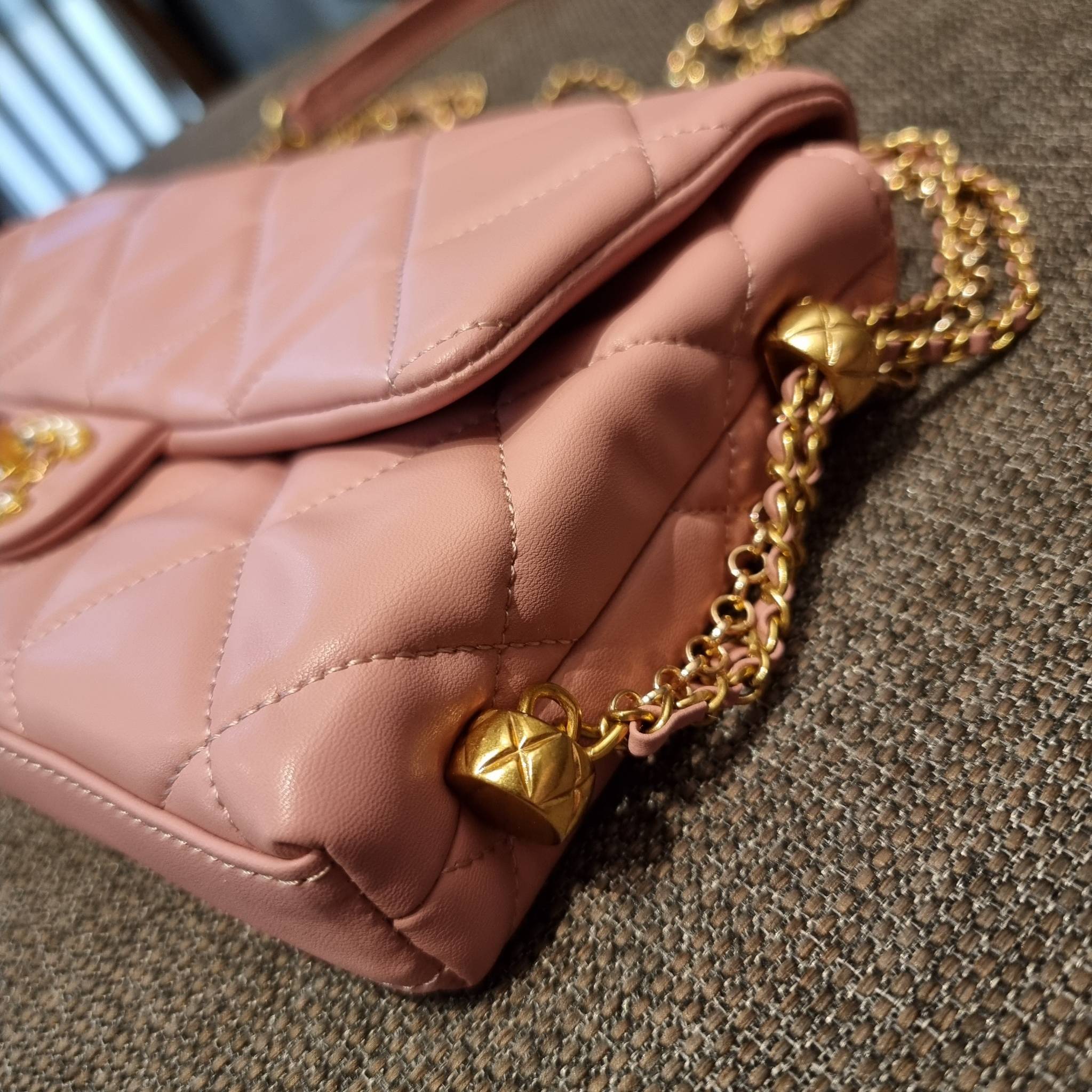 VIP 】สวยหรูพร้อมเสิร์ฟ!! กับไอเท็มสุดเลิฟจาก Chanel กระเป๋าสะพายที่สุดของความคุ้มค่า วัสดุหนังแกะนิ่มเต็มใบ เปิด-ปิดกระเป๋าด้วยตัวบิดล็อค ภายในกระเป๋าบุผ้าสวยหรู มีช่องโล่งกว้างจุของได้สบาย ใส่โทรศัพท์ กระเป๋าสตางค์ได้ มีช่องซิป 1 ช่อง ช่องย่อย 1 ช่อง ดีเ