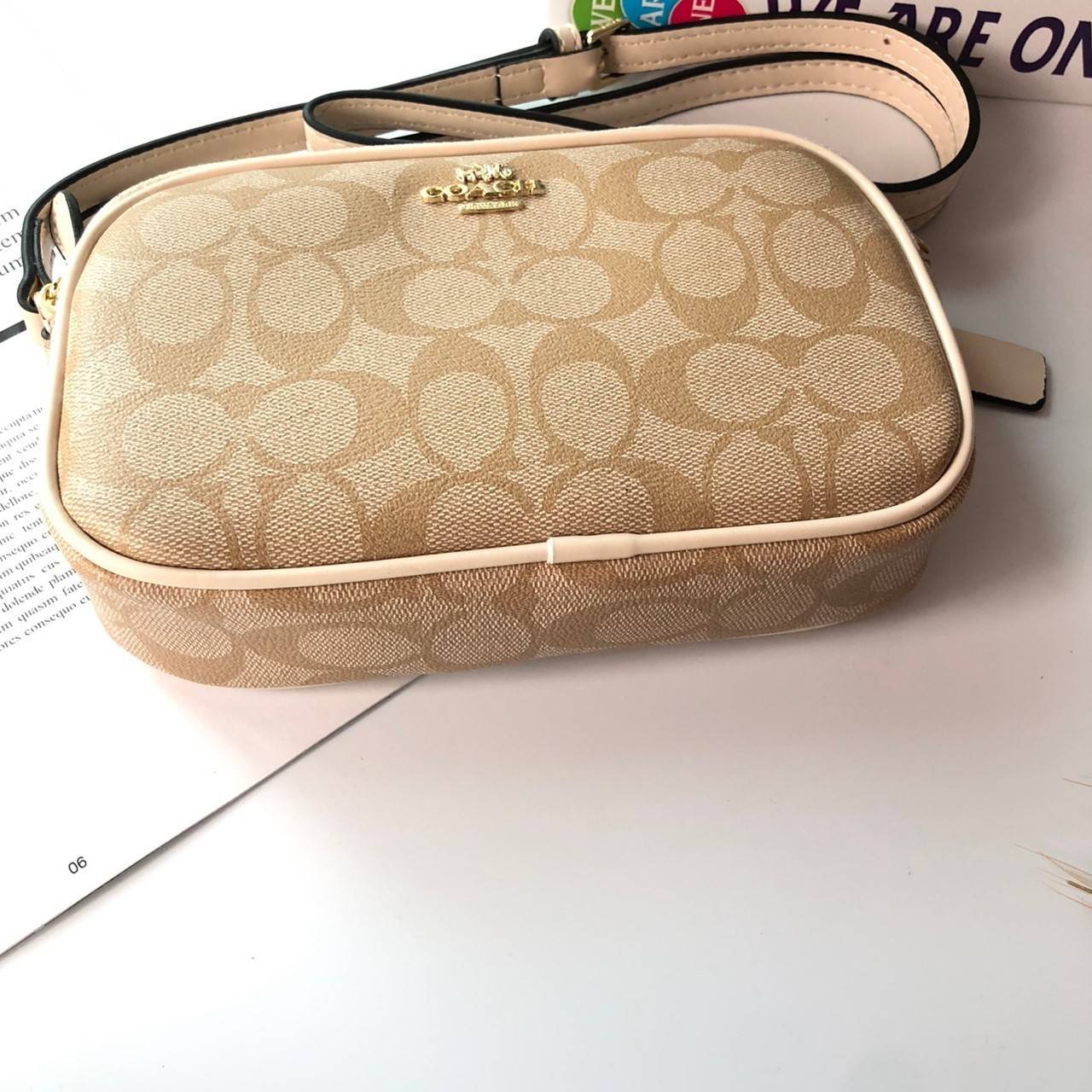 COACH MINI CROSSBODY BAGกระเป๋าสะพาน size mini วัสดุหนังลาย signature เปิด - ปิดด้วยซิป แบ่ง2 ช่องใหญ่ ภายในโล่ง ใส่ wallet สั้น มือถือได้ทุกรุ่น และของใช้จุกจิก พร้อมสายยาวถอด ปรับได้ค่ะ