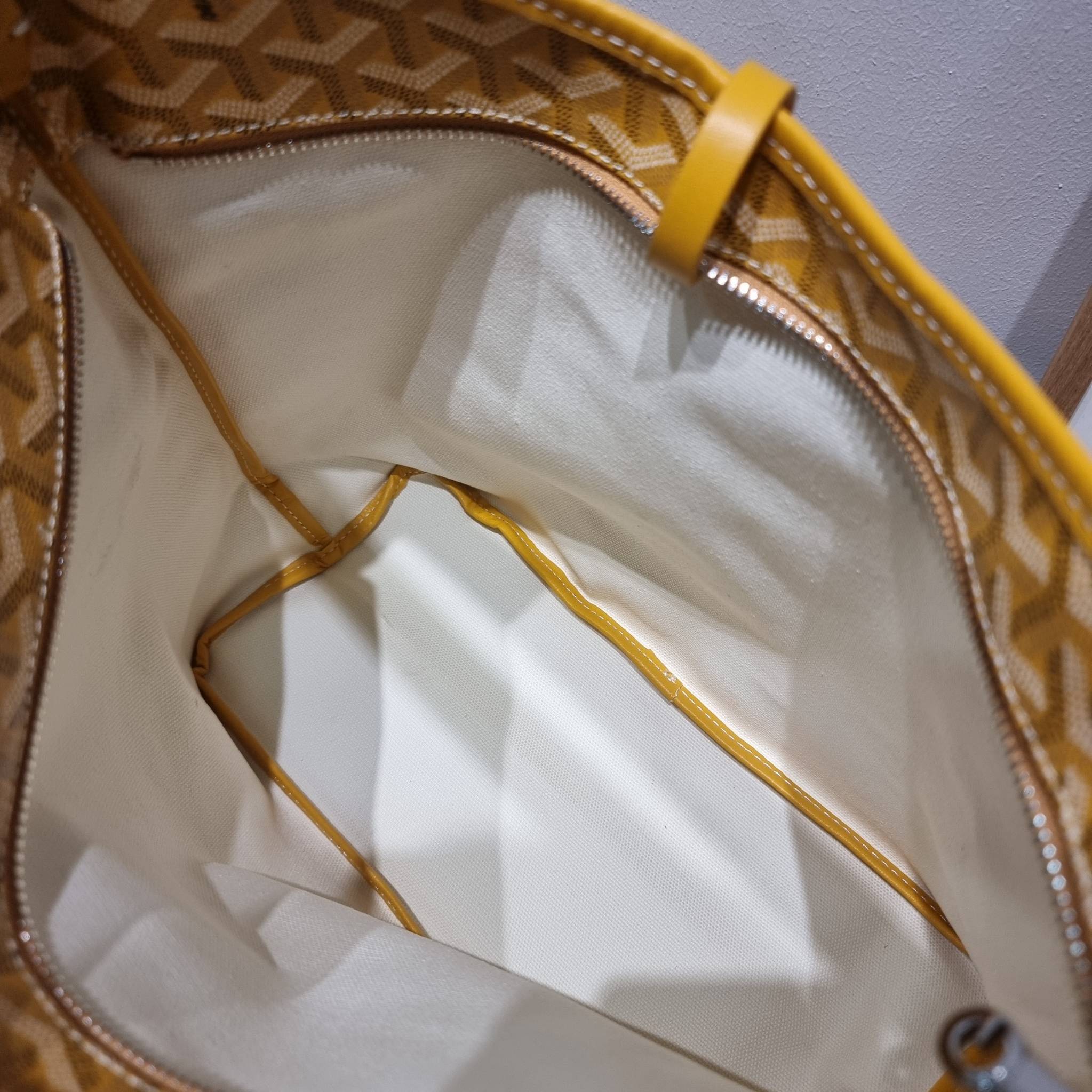 GOYARD BOHEME HOBO BAG / GOYARD HOBO กระเป๋าสะพายทรงโฮโบ ใบใหญ่จุใจ!! มาครบสีขายดี เลิศทุกสี รูปทรงคลาสสิค ดีไซน์เป็นเอกลักษณ์ วัสดุหนังแคนวาสพิมพ์ลายสวยคม ปากกระเป๋ามีซิปเปิด-ปิดกันของหล่นได้ ภายในโล่งกว้างมาก มาพร้อมสายคล้องในตัว ทนทาน สะพายสวยๆได้ทุกวั