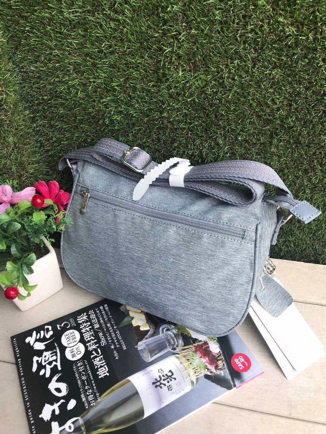 Kipling Basic Plus Earthbeat S Crossbody bag กระเป๋าสะพายทรงครอสบอดี้ สามารถสะพายได้ทั้งสายคู่และสายเดี่ยว มีดีเทลที่ฝาหน้ามีช่องซิปซ่อนทรงลึกและด้านหลังมีอีก1ช่อง ช่องหลักเปิดปิด2ชั้นด้วยกระดุมแม่เหล็กและซิปเดียวใช้งานง่าย ภายในใส่ได้ทั้งมินิไอแพด กระเป๋