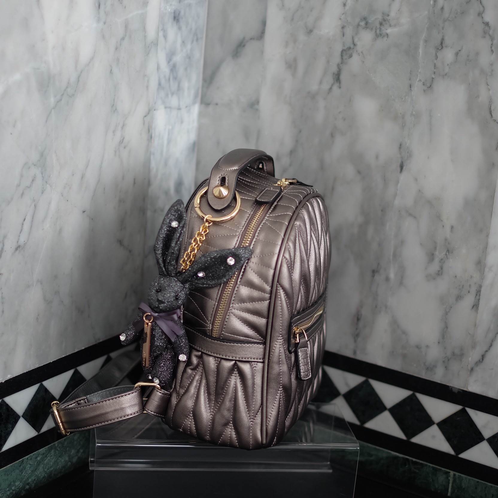 สีใหม่ล่าสุด รับ summer นี้เลยค่า ห้ามพลาดน๊า !!! งานหนังแท้ ทางร้านได้ รุ่นสุด Chic ทรง mini mini น่ารักๆ จากแบรนด์ KEEP มาฝากคะ =>> กระเป๋า หนังแท้เนื้อดี ลายหนังชัด ทนทานคะ น้ำหนักเบา ดีไซด์ ทันสมัย เข้าได้กับทุกชุด =>> อะไหล่ทองตัดกับกระเป