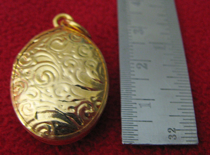 สินค้าหมดค่ะ ล็อกเก็ตพระเจ้าตากสินพื้นสีแดงเลี่ยมทองไมครอนพร้อมใบคาถาค่ะ