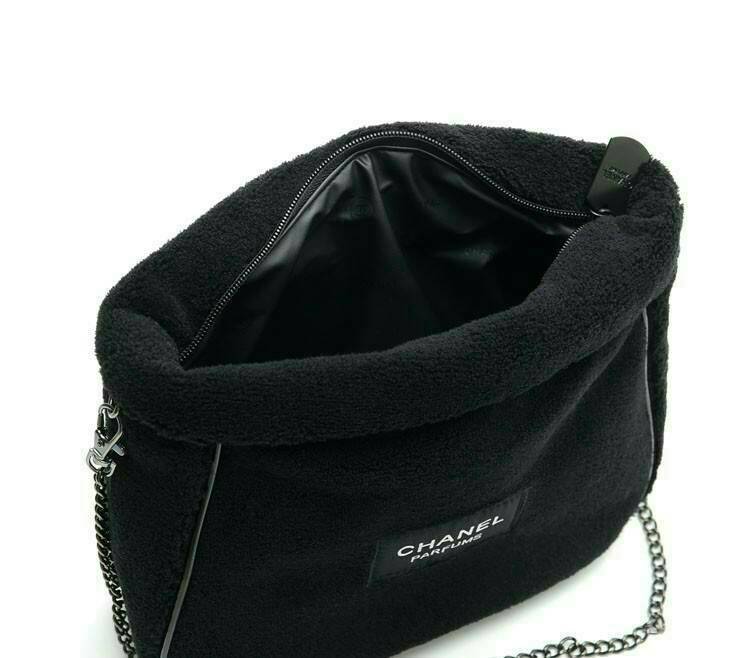 Best Seller! กระเป๋าสะพาย CHANEL PERFUME CROSSBODY BAG ของสมนาคุณจาก เคาเตอร์แบรนด์ดัง CHANEL เปิด/ปิด ด้วยซิบ มาพร้อมสายโซ่ที่ถอดได้ ด้านในซับกันน้ำ ที่จับรูดซิปเก๋ ปั้มแบรนด์ CHANEL ขนกระเป๋านุ่มเวอร์ จุของได้เยอะ ใช้เป็นกระเป๋าใส่เครื่องสำอางค์ ใช้ถือ