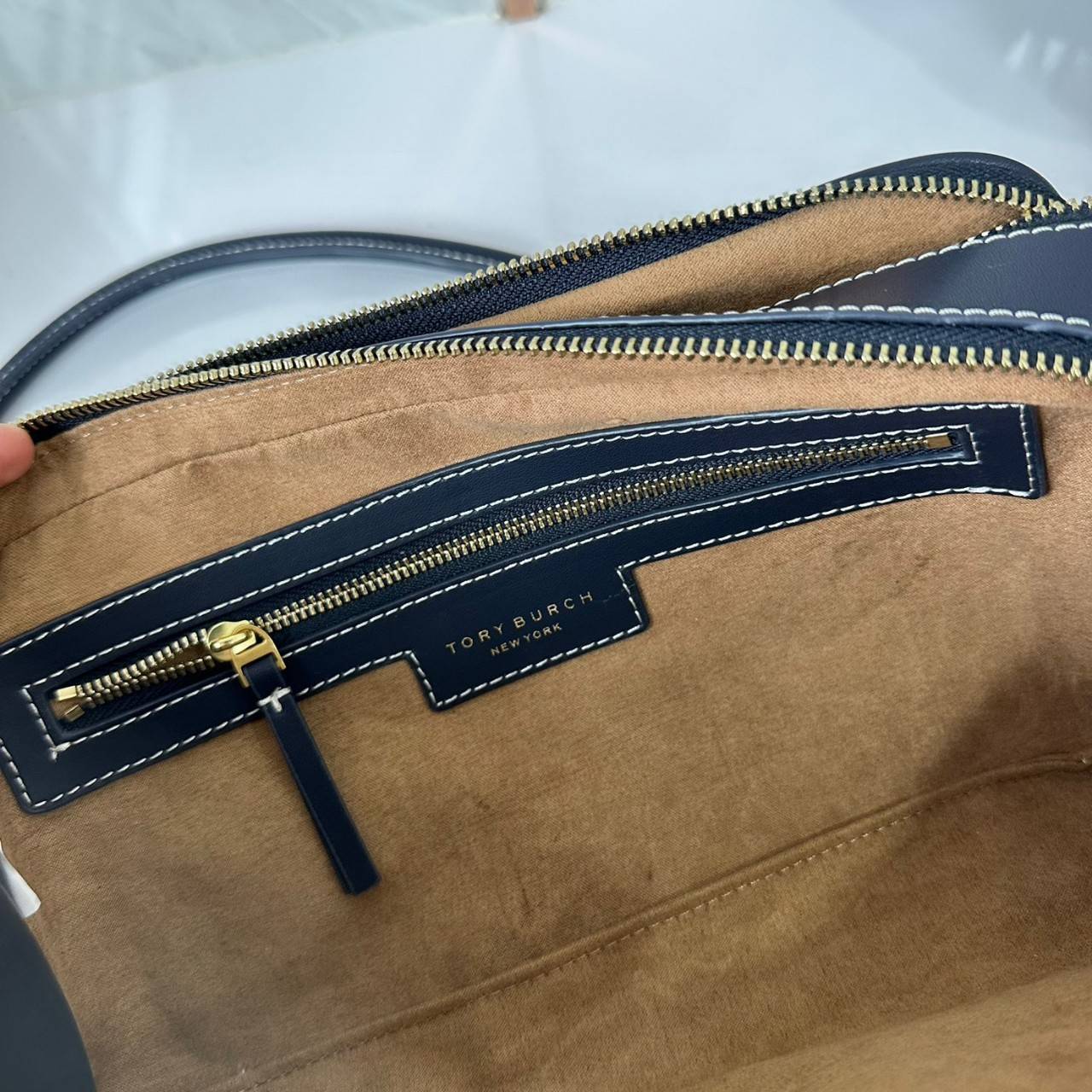 TORY BURCH Small T Monogram Marshmallow Satchel / Tory Burch tote handbag พร้อมส่ง 2 สี ใหม่ล่าสุด กระเป๋าสะพายไหล่ดีไซน์สุดทันสมัย ตัดเย็บสวยงาม ผ้า jacquard ตัดหนัง เปิด-ปิดแบบซิป มีช่องแบ่ง 2 ช่อง มีซิปลับด้านใน ใส่ของได้เยอะมากๆ ค่ะ