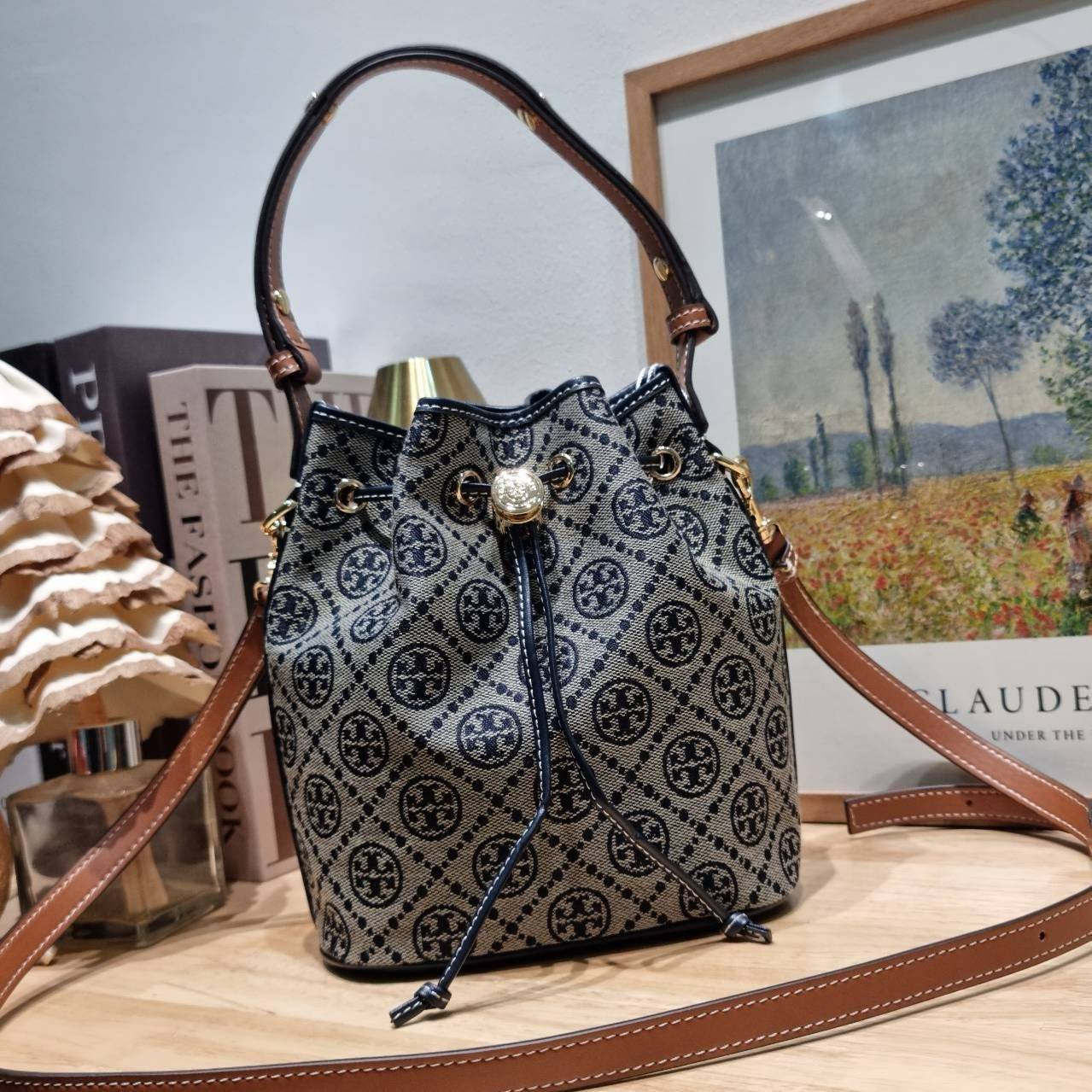 TOP ORI หนังแท้ | เกรดดีสุด TORY BURCH T MONOGRAM BUCKET BAG (ดีไซน์ใหม่) ใหม่ล่าสุดได้สวยก่อนใคร กับกระเป๋าบัคเก็ตยอดฮิต ที่มาในดีไซน์ใหม่ สายคล้องในตัวสามารถปรับได้ รูปทรงและลวดลายสวยชัดคลาสสิค