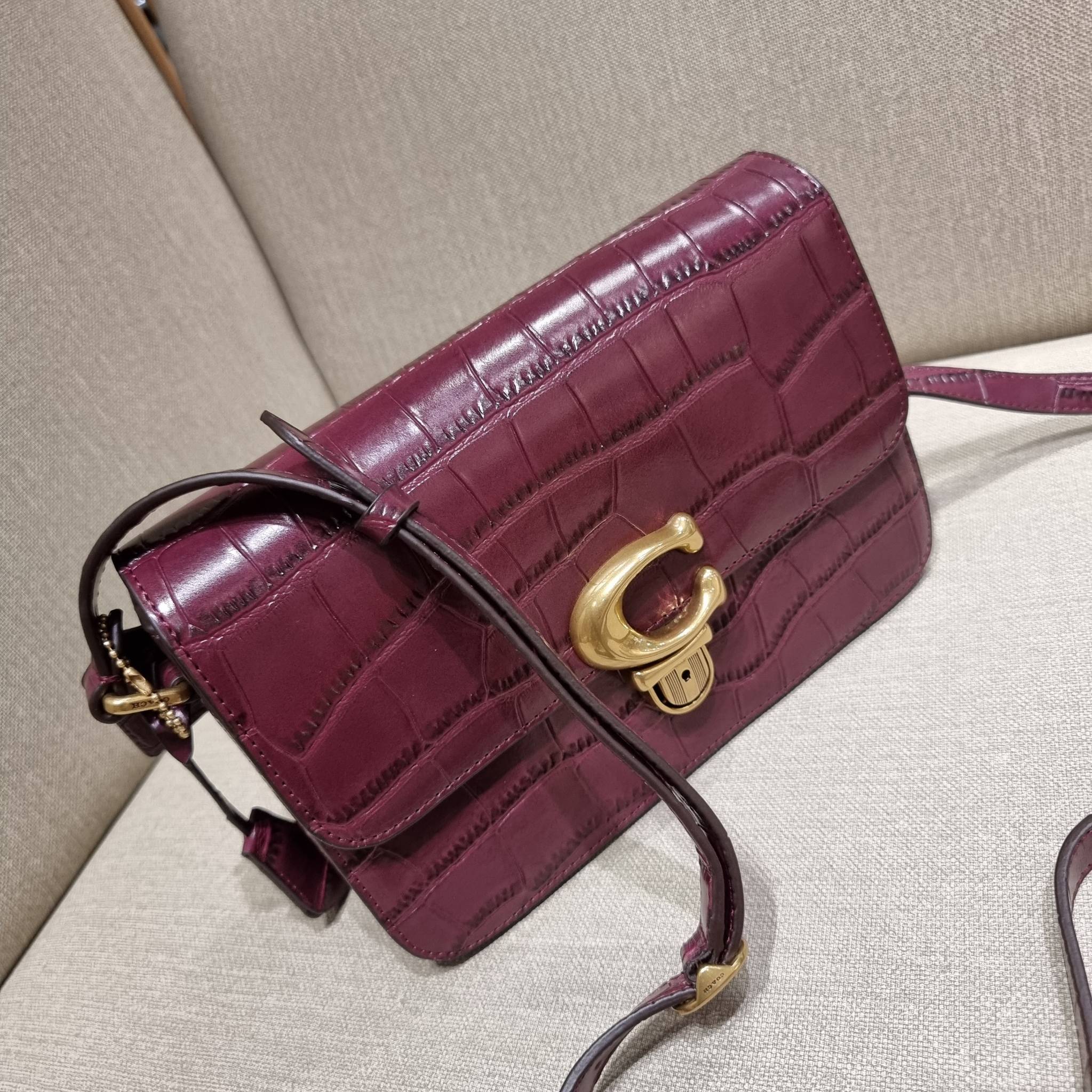 OUTLET 】COACH STUDIO SHOULDER BAG IN SIGNATURE CANVAS (C6639 C6640) สีใหม่รับความเฮง กับคอลเลคชั่นใหม่สุดอีกหนึ่ง!! มาแบบเลิศๆหรูๆมากแม่ กระเป๋าสะพายข้างลุคไฮน์ ที่ดีไซน์ออกมาได้ปัง และดูแพงมากๆ ด้วยดีเทลคลาสสิคผสานความเป็นเอกลักษณ์ เรียบง่ายแต่แฝงความมีด