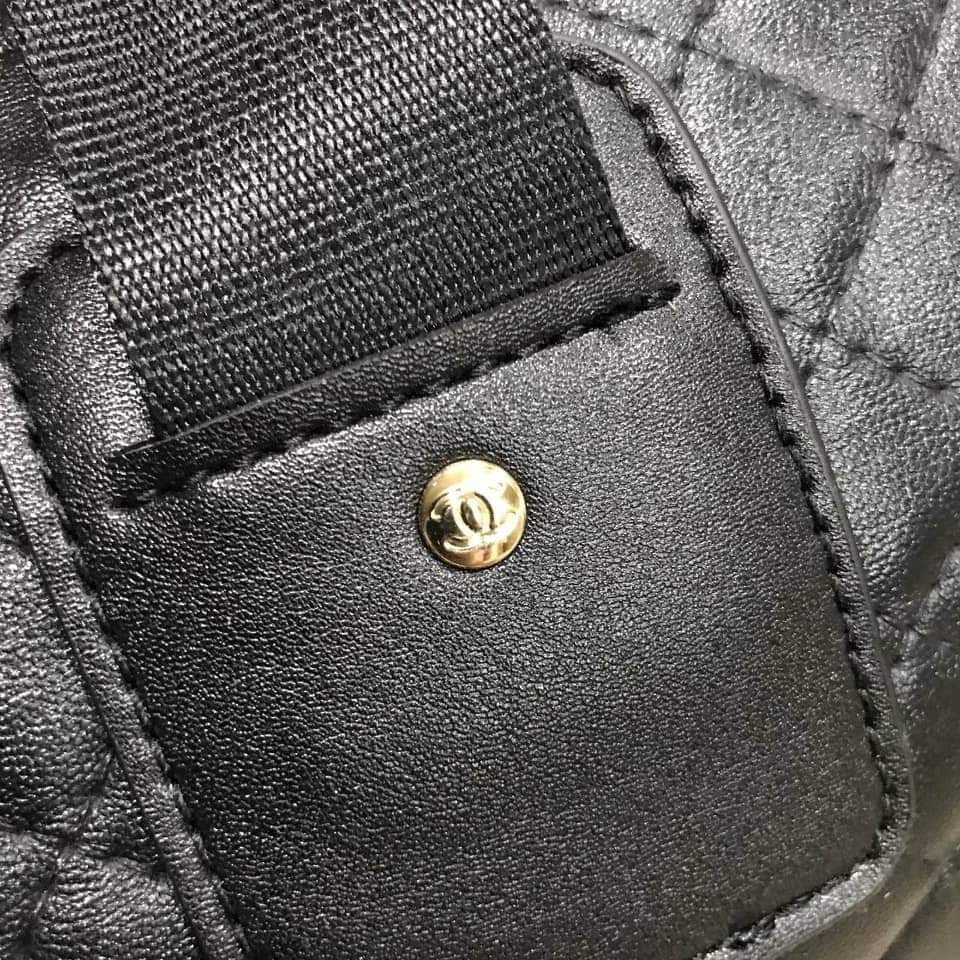 Chanel Quilted Travel Bag Super rare item! กระเป๋าเดินทางใบใหญ่ VIP. gift with Purchanel ของแท้รุ่น Limited Edition จาก counter Chanel วัสดุหนังเรียบลายตาราง เนื้อหนา กันน้ำ ดูแลรักษาง่าย ด้านหน้ามี logo brand ตัวกระเป๋าเปิดปิดด้วยซิป หัวซิปแบรนด์ อะไหล่ท