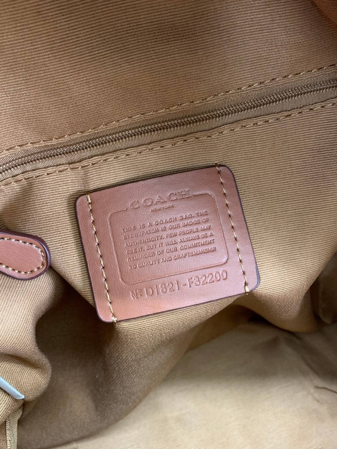 OUTLET 】COACH MEDIUM CHARLIE BACKPACK IN SIGNATURE ((32200)) พร้อมส่งที่ไทยอีกครั้งค่ะ! กระเป๋าสะพายหลังขนาดกลาง หนังแท้+ไนล่อน ด้านหน้ามีช่องซิปให้หนึ่งช่อง;เปิดปิดช่องหลักแบบซิปคู่ ภายในกว้างใส่สัมภาระได้จุนะคะ พร้อมช่องซิปให้อีกช่องค่ะ;สายสะพายสามารถเล