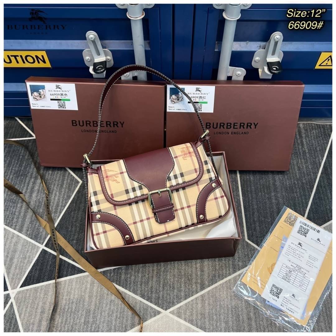 BURBERRY VINTAGE BAG / Burberry Shoulder Bag กระเป๋าสะพายไหล่ลายวินเทจ สวยคลาสสิก โทนสีใช้งานง่าย หลายโอกาศ วัสดุ PVC Canvas อย่างดี สวยอยู่ทรง ไอเท็มแนะนำ Must Have!