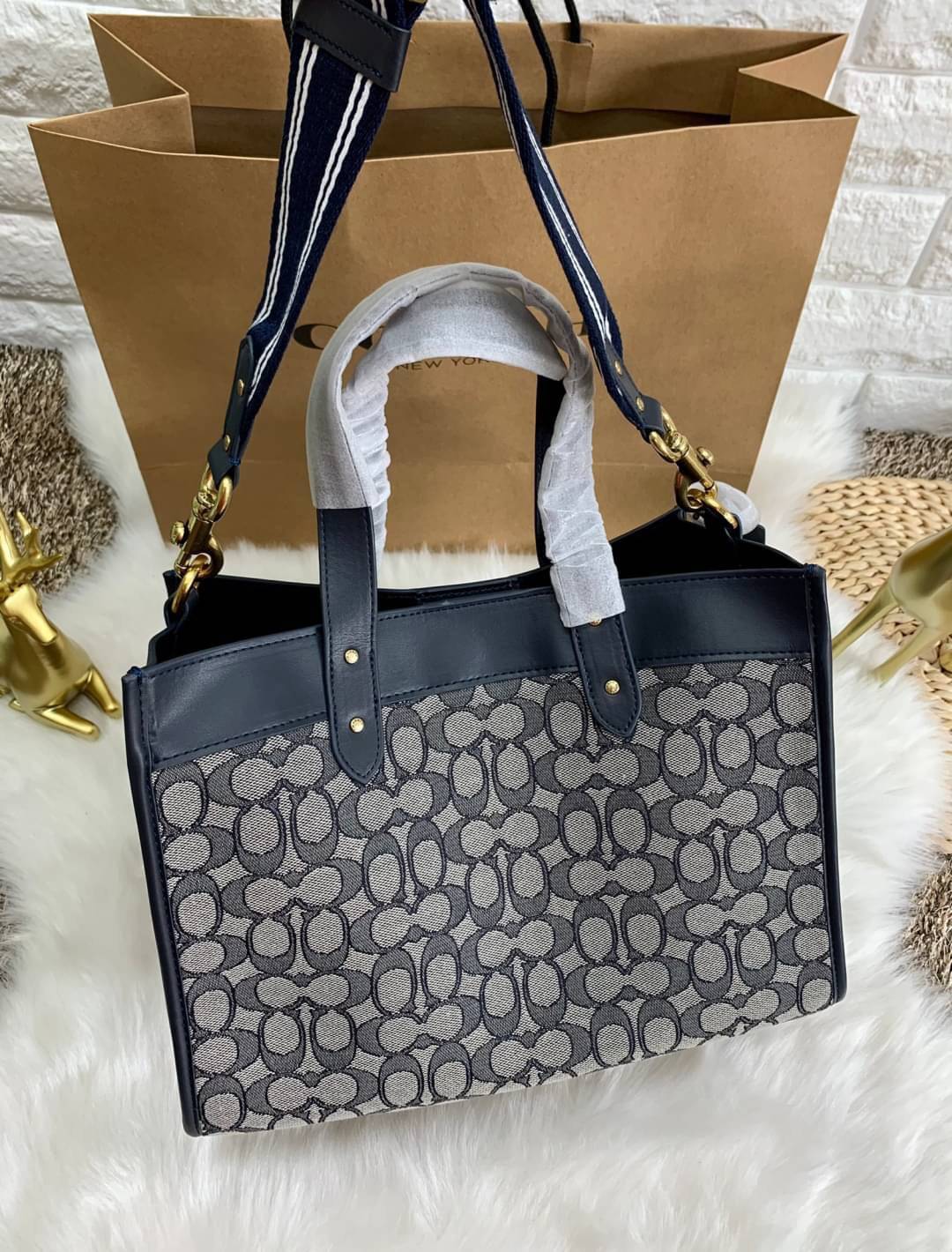 สวยๆ เคลียสต๊อค มีไม่มากจร้าา! COACH TOTE FIELD JACQUARD BAG ((C3282)) กระเป๋าหิ้ว//สะพายข้าง JacquardลายC+หนังแท้ สวยงามลงตัวมากๆค่ะ ปากกระเป๋าเปิดปิดแบบกระดุมแม่เหล็ก ภายในกว้าง สาวๆทีาสัมภาระเยอะบอกเลยเหมาะมากค่ะ