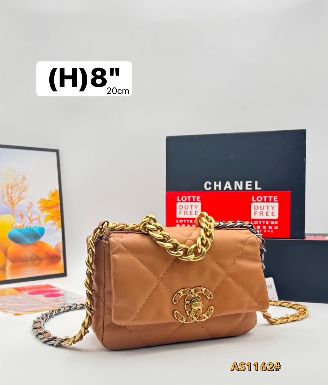 CHANEL 19 Handbag Flap Bag กระเป๋าสะพายรุ่นในตำนานที่เป็นลูกรักของสาวๆ ไปแล้ว คลาสสิกที่สุด ให้ลุคลูกคุณมั๊กมากกก งานหนังเรียบสวย หนังมีกลิ่นหอมฟุ้งตั้งแต่เปิดกล่อง หรูหราแบบไม่ต้องพูดเยอะ