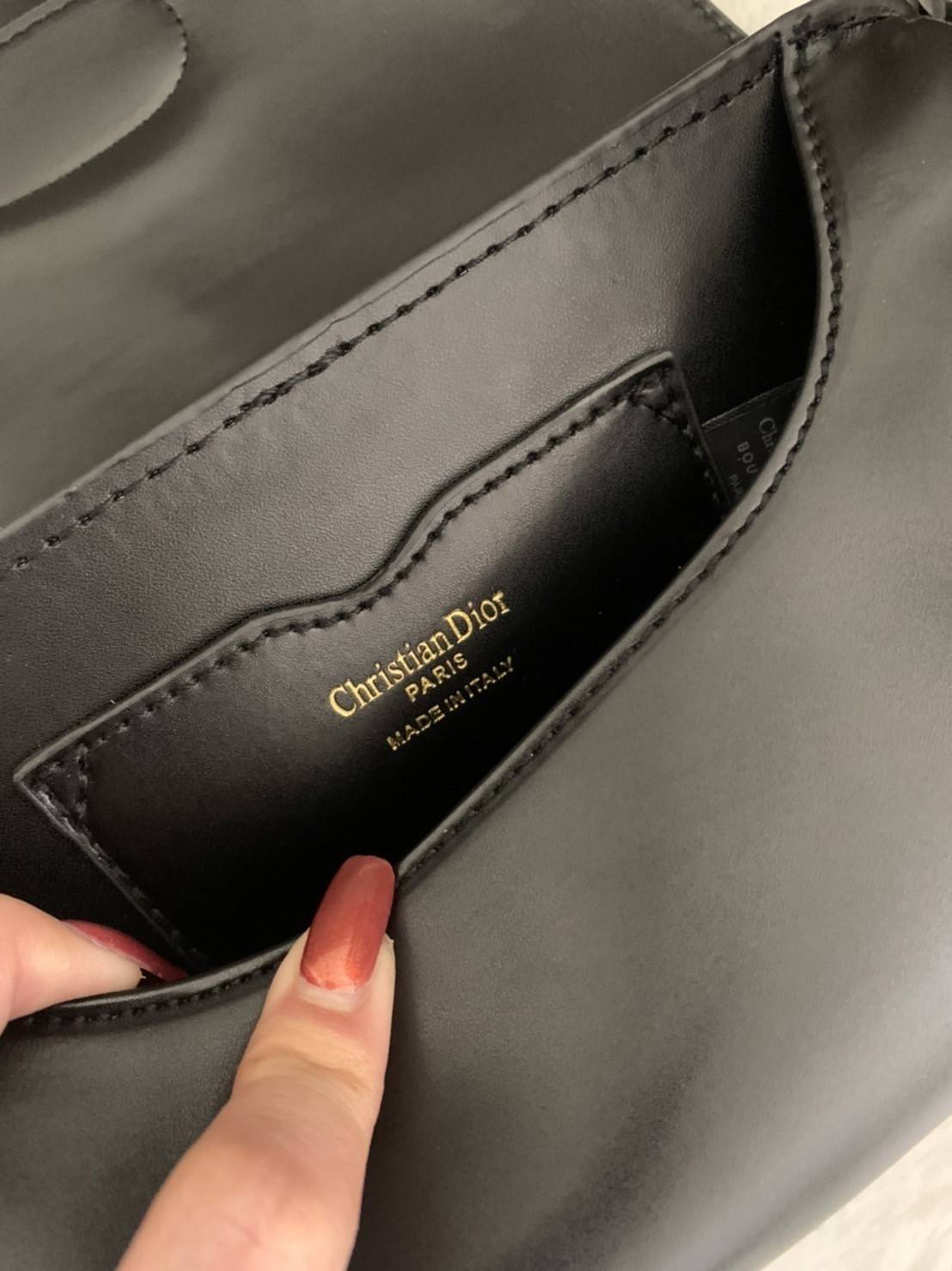 DIOR BOBBY EAST-WEST BAG (GWP) พรีเมี่ยมกิ้ฟ Limited Edition กระเป๋าสะพายขนาดกระทัดรัด น่ารักมากมาย วัสดุหนังแท้ (Calfskin) อะไหล่ทอง ตกแต่งด้านหน้ากระเป๋าแบบหัวเข็มขัด ประดับโลโก้ CD ด้านหลังสกรีนตัวอักษร "30 MONTAIGNE" มีช่องสำหรับเก็บของหนึ่ง