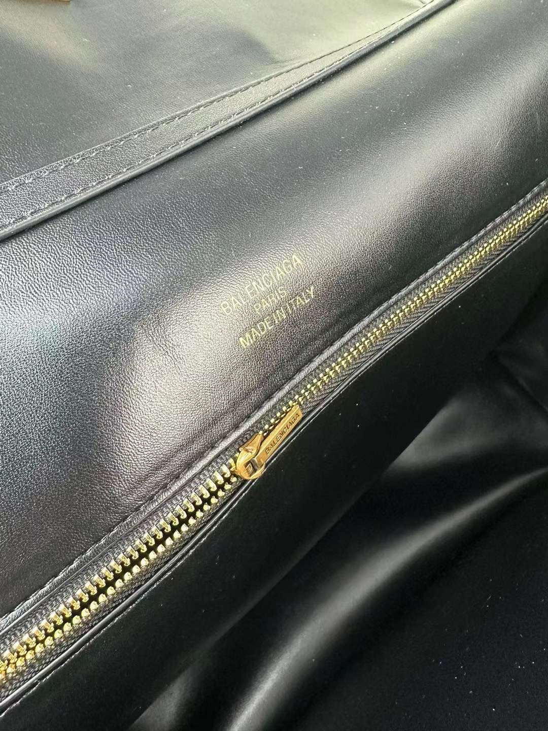 Balenciaga Rodeo Medium Handbag in Black 35cm กระเป๋าสะพายหนังเรียบผิวสัมผัสนุ่มสบายผิว ดีไซน์เรียบหรูตามเอกลักษณ์ของแบรนด์ ภายในโล่งกว้าง จุของได้เยอะ ใบจริงน้องสวยน่าใช้มาก จัดให้ครบเซ็ทในราคาน่ารัก ห้ามพลาด!!