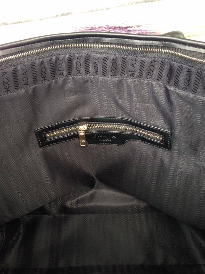 งานพรีเมี่ยมกิ้ฟ จากเคาเตอร์ต่างประเทศค่ะ กระเป๋าสะพาย Shopping ใบใหญ่ จากแบรนด์ PRADA เปิดปิดด้วยซิป ปั้มแบรนด์ สายสะพายหนัง สะพายไหล่ได้ ไม่ติด จุคุ้มมากสุดๆค่ะ ใส่เสื้อผ้า 1-2 วันได้สบายค่ะ เหมาะมากกับสาวๆที่สัมภาระเยอะค่ะ ใช้แล้วสวยมากๆคุ้มเกินราคารับ