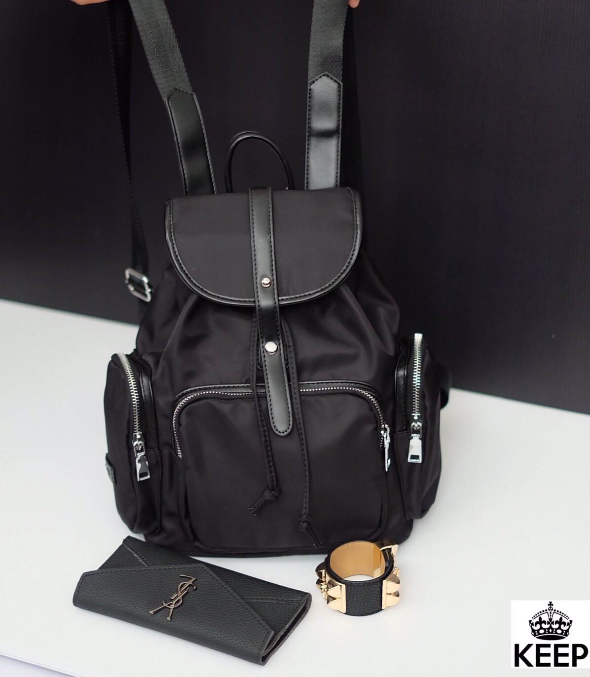 รุ่นใหม่ล่าสุดเลย ห้ามพลาดเลยน๊า !!! สาวๆ ที่กำลังหากระเป๋าเป้ น้ำหนัก ดีไซด์เก๋ๆ เข้ากับชุดได้ง่ายใบนี้เป็นทางเลือกที่ดีเลยค่า 👄 =>> ตัวกระเป๋า เป็นผ้าไนล่อนนาโน เนื้อหนาทนทานกันน้ำได้ แถมหูจับกระเป๋าทำจาก หนังแท้เนื้อดี ลายหนังชัด ทำให้มีค