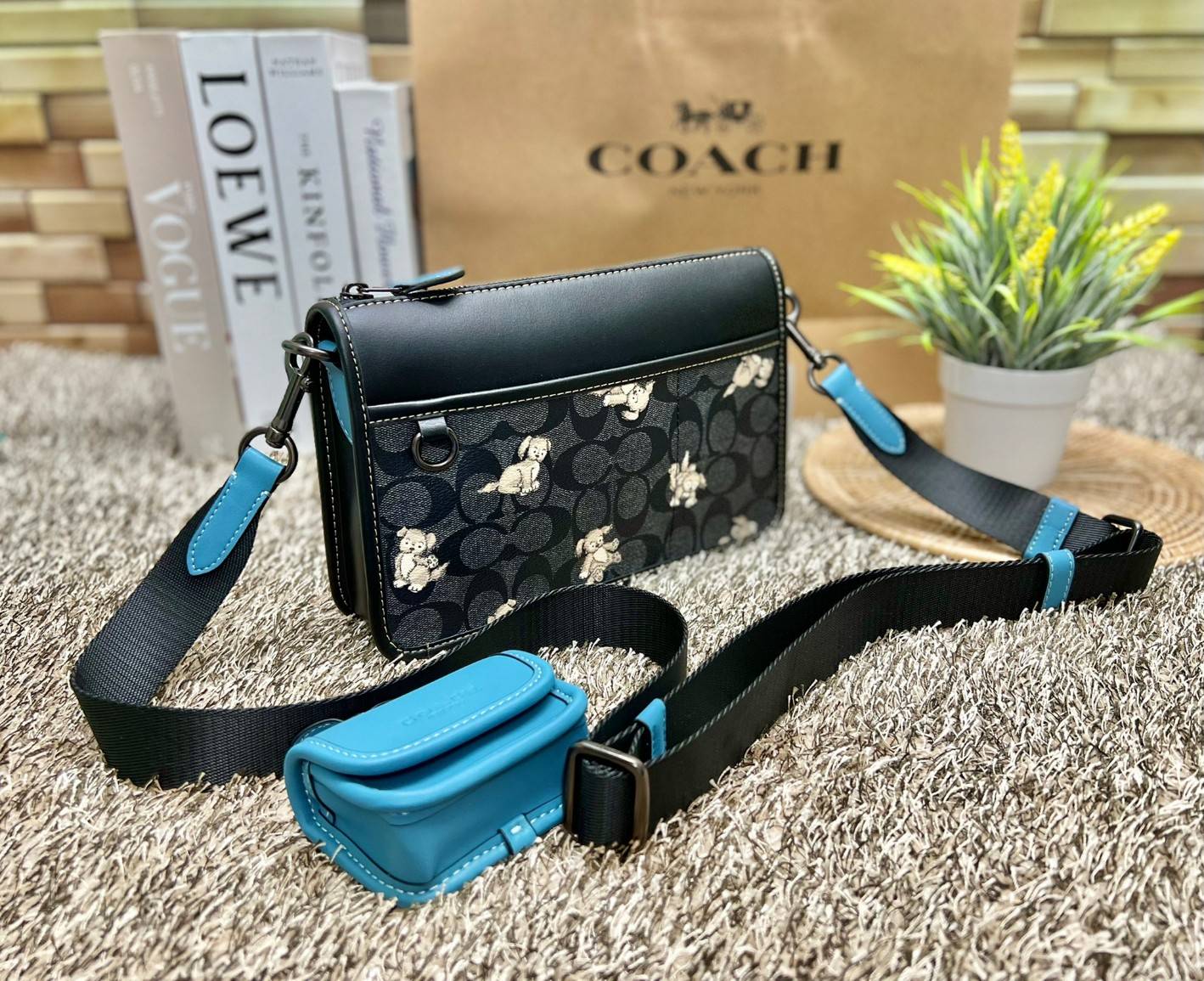 Coach Heritage Convertible Crossbody In Signature Canvas With Creature Print ((cc131)) 🐶 น่ารักขนาดนี้ ห้ามใจไม่ไหวเลยจ้า พร้อมส่ง! ยังไม่เข้าไทย ใหม่ก่อนใครค่ะ! หญิงก็ได้ชายก็ดี สำหรับรุ่นนี้ หนังแท้นิ่ม((หนังไม่แข็งทื่อๆ)) 🌟ทั้งใบปริ้นลา