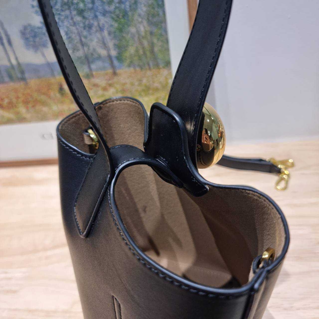 LOEWE MINI PEPBLE BUCKET IN MELLOW กระเป๋าทรงบัคเก็ต รูปทรงสวยใช้งานง่าย กิมมิคหรูหราสุดๆ