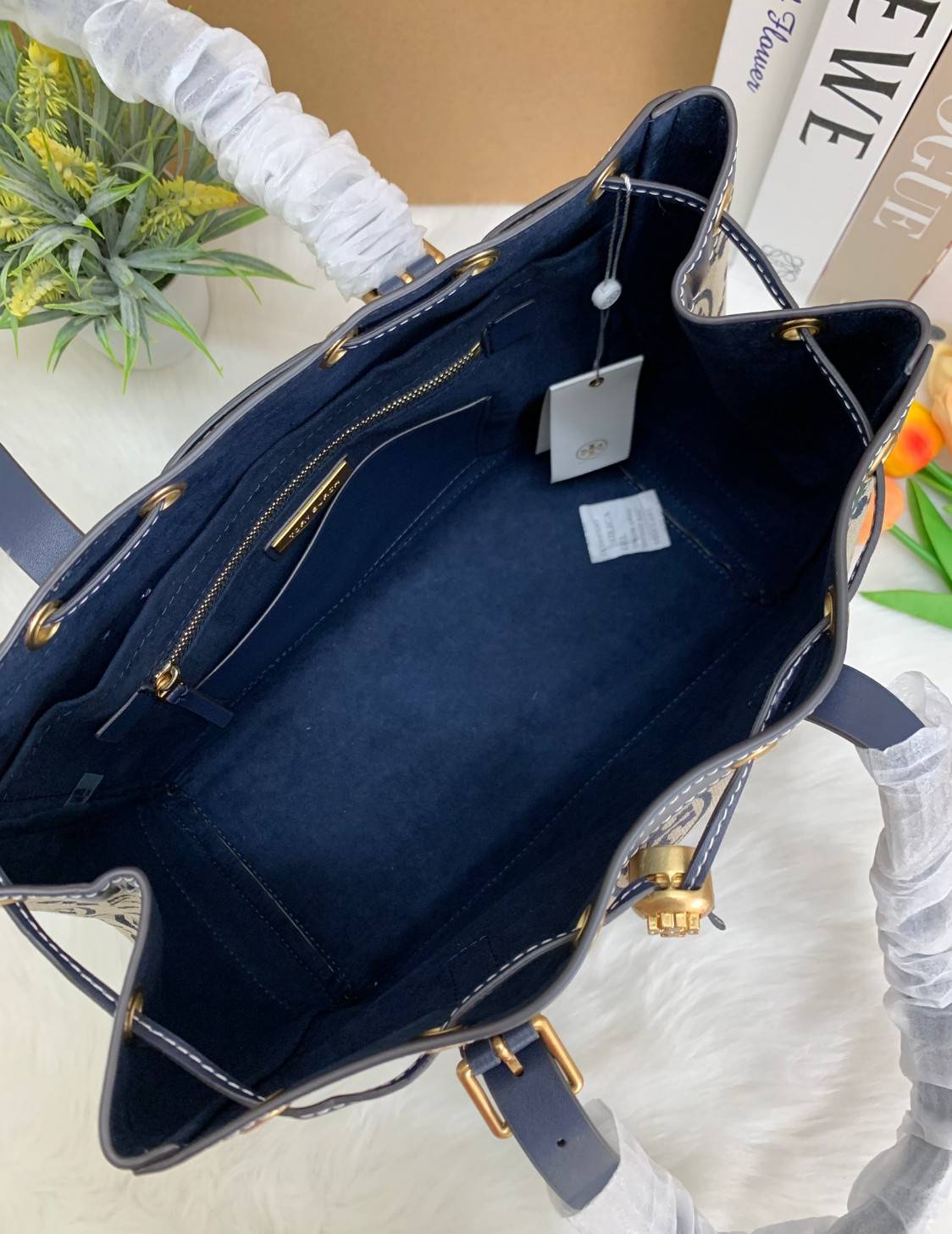 OUTLET 】Tory Burch T Monogram Jacquard Tote Bag ใบใหญ่ใส่จุมากค่ะสาวๆ! พร้อมส่ง! กระเป๋าที่สามารถใช้ได้กับทุกๆวัน วัสดุJacquard+หนัง ได้ลงตัว สวยงามค่ะ ปากกระเป๋าแบบหูรูด ที่จับอะไหล่แบรนด์สวย ภายในกระเป๋ากว้างมากๆ สาวๆที่สัมภาระเยอะนี่หายห่วงไปเลยค่ะ มีช