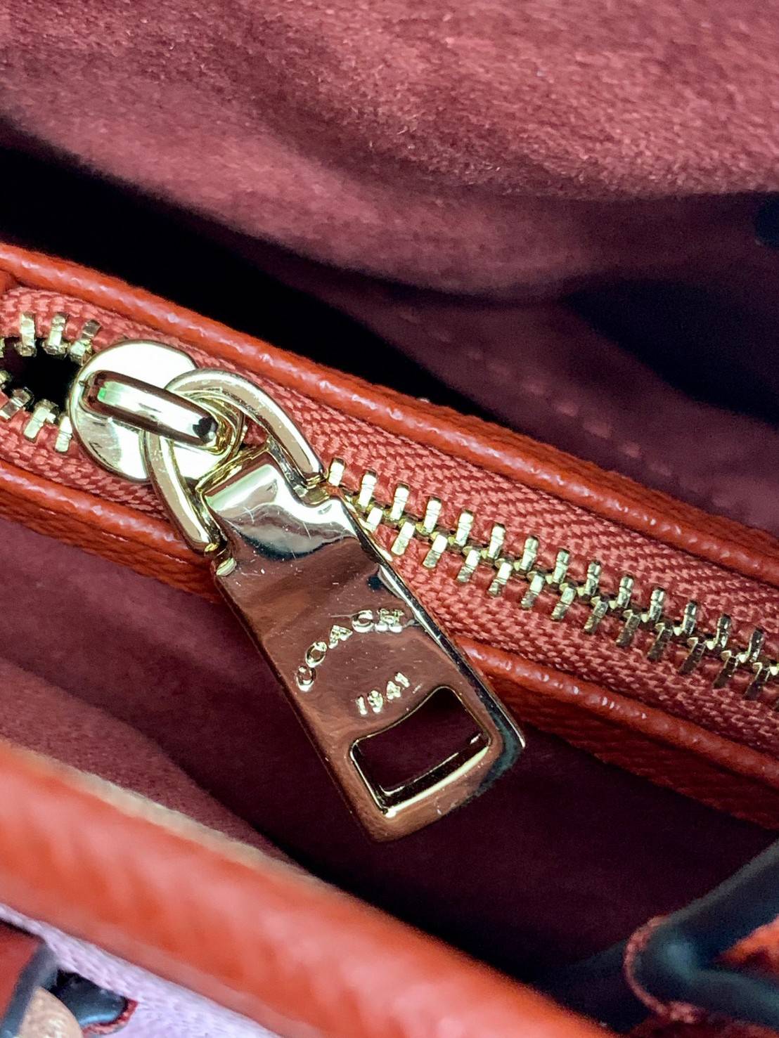 COACH HANDBAG//SHOULDER BAG ((28470)) กระเป๋าหิ้ว//สะพายไหล่ วัสดุหนังแท้ หนังนิ่ม น้ำหนักเบา ใบใหญ่กำลังดีค่ะ ปากกระเป๋าเป็นแบบกระดุมแม่เหล็ก ภายในมี2ช่องใหญ่ ค่อนข้างกว้าง ใส่ของได้ครบเลยทีเดียวค่ะ มีเป็นช่องซิปกลางหนึ่งช่อง และช่องใส่ของจุกจิกได้อีก3ช่