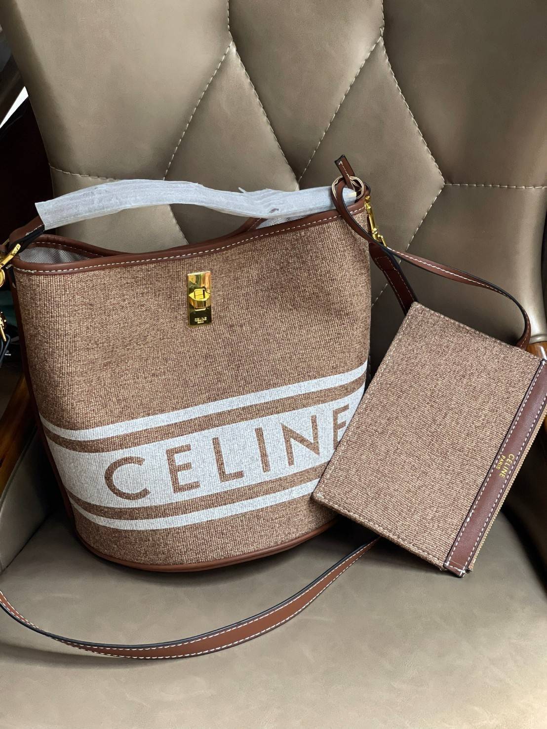 Celine Bucket Bag In Textile with Celine Logo สาว ๆ คนไหนกำลังมองหากระเป๋าสะพายที่สามารถจุของได้แบบกำลังพอดี เราขอแนะนำเป็นใบนี้เลยค่ะ เพราะมีขนาดที่ไม่เล็กและไม่ใหญ่จนเกินไป ให้ความคล่องตัวสูง มีฐานกว้างสามารถใช้สะพายไหล่เมื่อต้องการออกงานทางการหรือจะสะพ