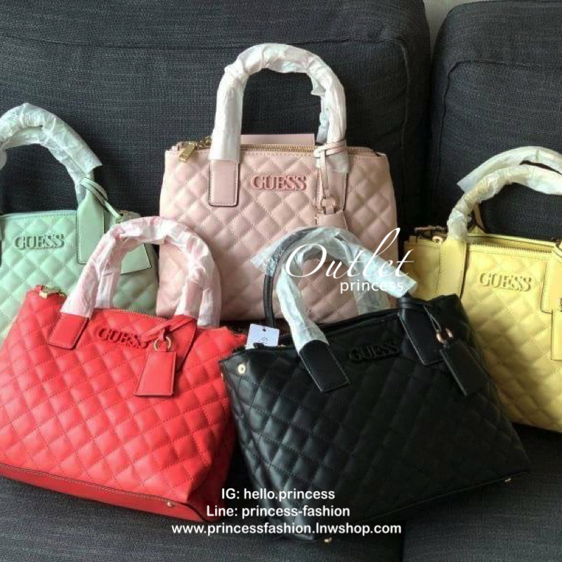 Guess Elliana Quilted-Look Handbag กระเป๋าสะพายรุ่นใหม่ล่าสุดจาก Guess วัสดุหนังนิ่มเรียบ แต่งลายตารางสวยดูมีดีเทล ขนาดกำลังดี น้ำหนักเบา ด้านหน้าประดับโลโก้แบรนด์แบบนูน มีช่องใส่ของหลายช่อง เปิดปิดด้วยกระดุมแม่เหล็กและช่องซิป ภายกว้างมีช่องใส่ของแยกเป็นส