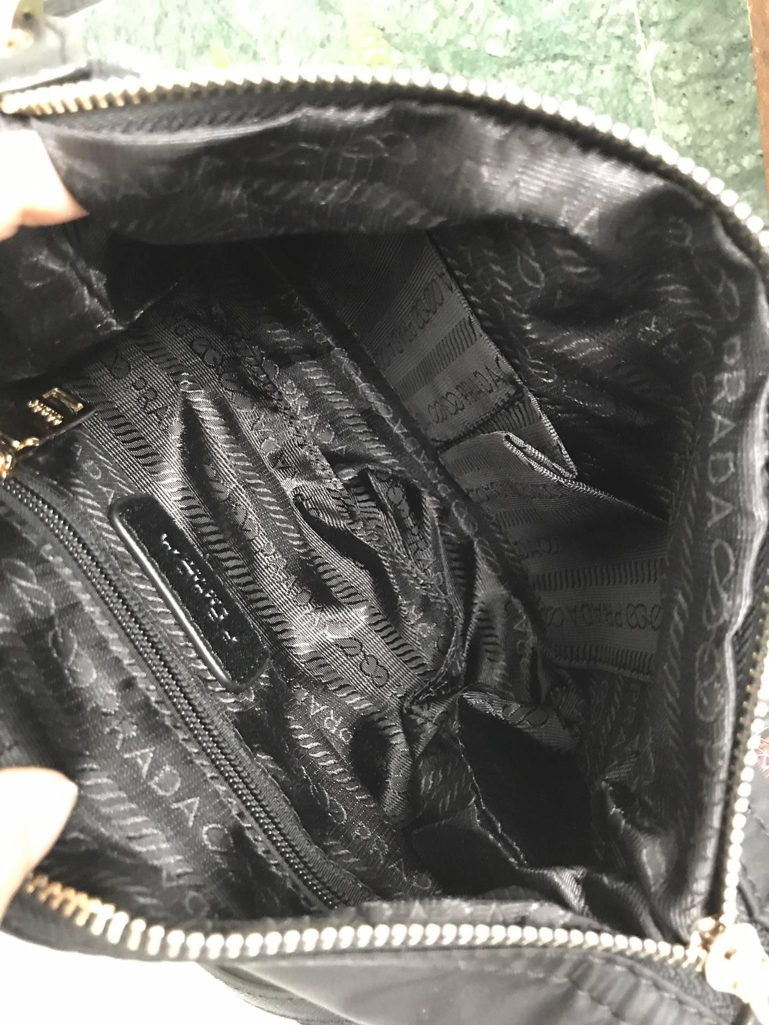 ล็อตใหม่ค้า 🍉🍉 ที่สุดแห่ง Best Seller ~~ งานพรีเมี่ยมกิ้ฟ จากเคาเตอร์ต่างประเทศ จากแบรนด์ PRADA เป็นกระเป๋า เครื่องสำอางค์ แต่มีสายสะพายยาวให้ 2 สาย เป็นแบบคล้องแขน และสะพายข้างลำตัว ใช้เป็น shoulder bag ได้เลยค่า หรือ ถือลำลองสวยๆ ก้อเลิศ