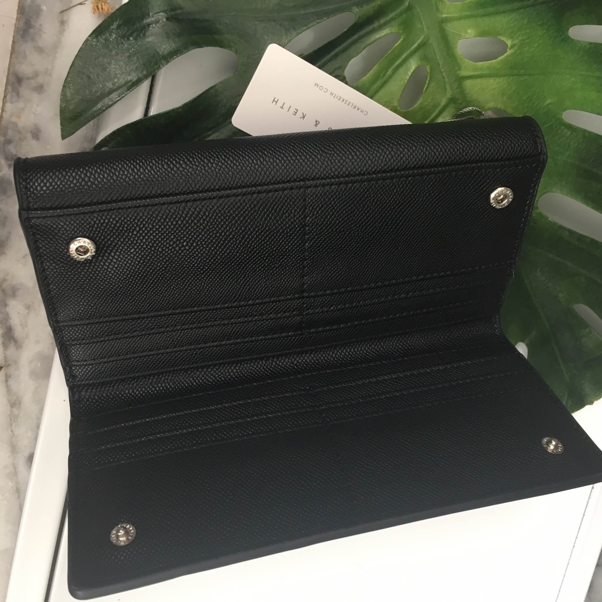 🎈 งานแท้ชนช้อป รุ่นหายาก !! กระเป๋าสตางค์ จากแบรนด์ Charles & Keith สวย หรูมากกกก ใบนี้ เป็นกระเป๋าตัง 2 พับ ใช้ได้ 2 ด้านเลยน้า #คุ้ม #เลิศ มี 2 สี เทาเข้ม กับ ดำ คะ มีช่องใส่ บัตรเยอะ ช่องใส่เหรียญ ใส่ แบงค์ บอกคำเดียว สวยรับเงิน #มีถุงผ้าแบรนด์ใ