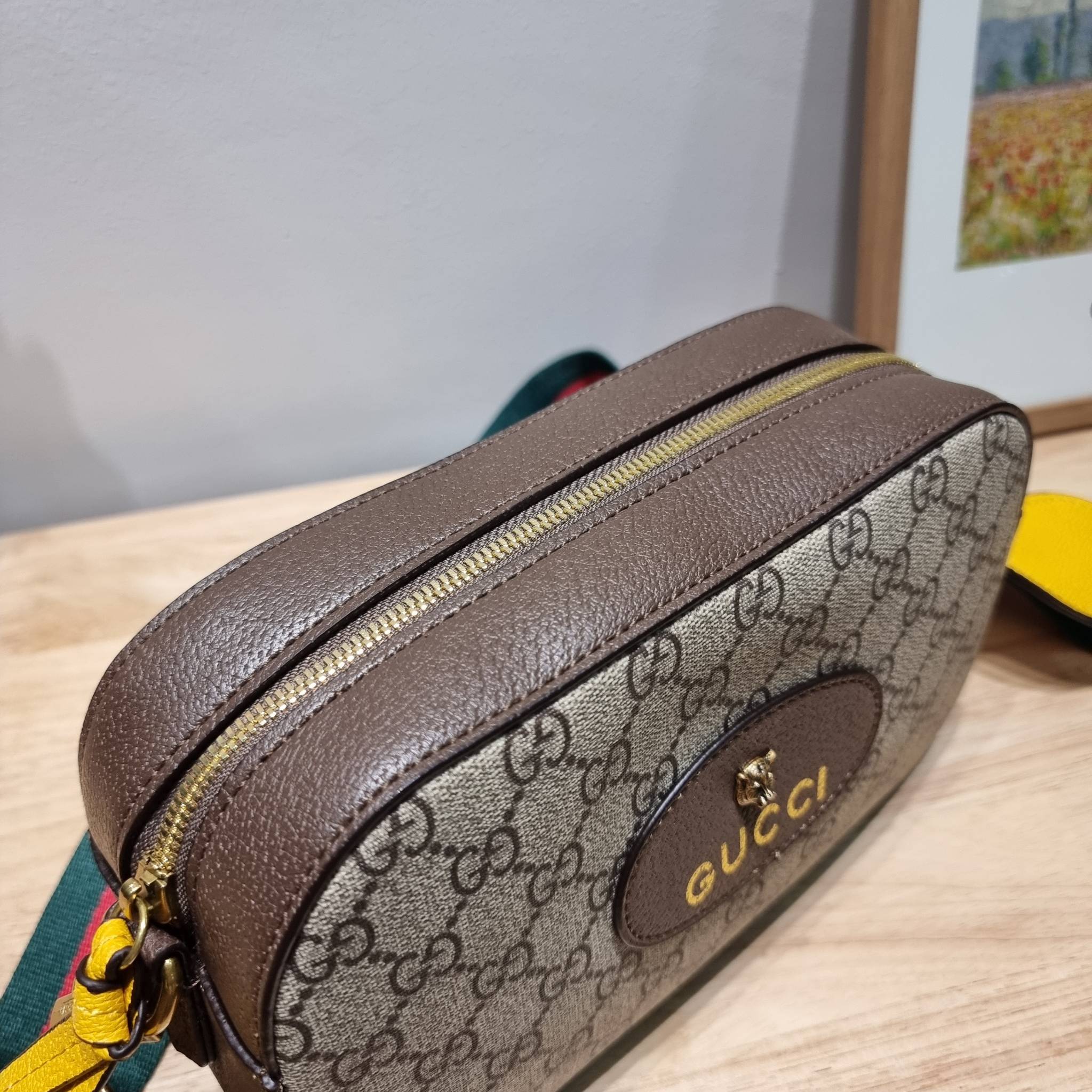 Set 3 ชิ้น Gucci Neo Vintage GG Supreme Messenger Bag box set ชวนสะสม ใครมองหาของขวัญอยู่ เซ็ทนี้จัดว่าเลิศมาก! กับการจับเอารุ่นยอดฮิต มามิกซ์รวมกับไอเท็มสุดคุ้มของมันต้องมี!! จัดเรียงให้อยู่ในกล่อง box set ลิมิเต็ด ที่มีทั้งแว่นตา gentle monster แบรนด์สุ