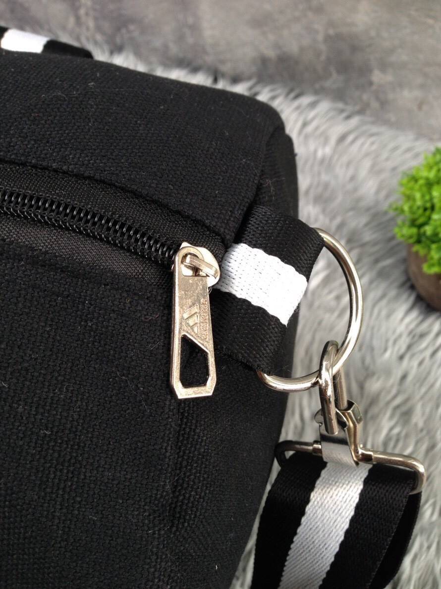 Adidas Travel Canvas Bag กระเป๋าเดินทางทรงหมอน ดีไซน์ sport วัสดุ canvas ด้านหน้าสกรีนแบรนด์ น้ำหนักเบา หูหิ้วมีหนังจับถนัดมือ ซิปแบรนด์ ช่องหลักเปิดปิดด้วยซิป ภายในกว้างใส่เสื้อผ้าได้ มีช่องเล็ก มาพร้อมสายยาว ถอด ปรับได้ค่ะ