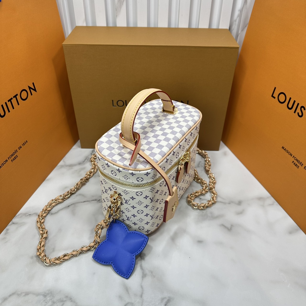 ORI หนังแท้ | LV Vanity Cosmetic Bag กระเป๋ารุ่นวานิตี้ กระเป๋าเครื่องสำอางจากคอลเลคชั่น Louis Vuitton Baby พกพาผลิตภัณฑ์อาบน้ำและของใช้จำเป็นอื่นๆ อย่างมีระดับ Monogram แคนวาสสุดเอ็กซ์คลูซีฟสำหรับคอลเลคชั่น