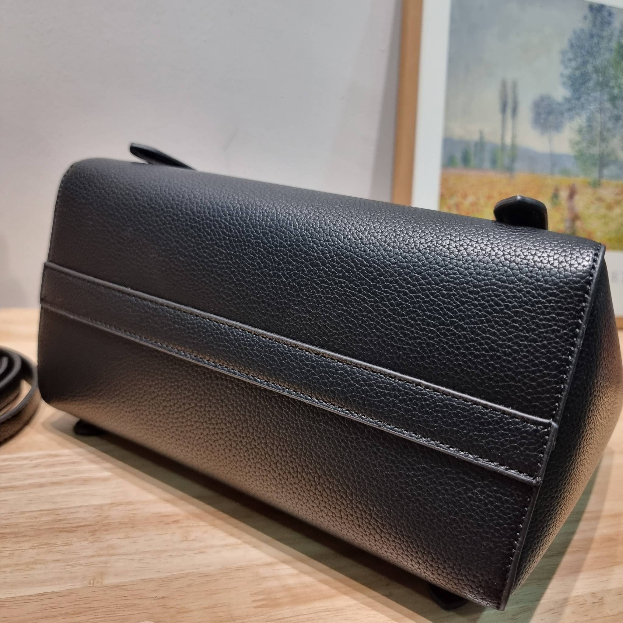 PRADA Saffiano leather bag / Prada leather bag กระเป๋าถือ/สะพายล่าสุด ที่ดีไซน์เรียบหรู สวยคมชัด เต็มไปด้วยดีเทลน่าใช้ สายคล้องไหล่ที่สามารถถอดออกได้