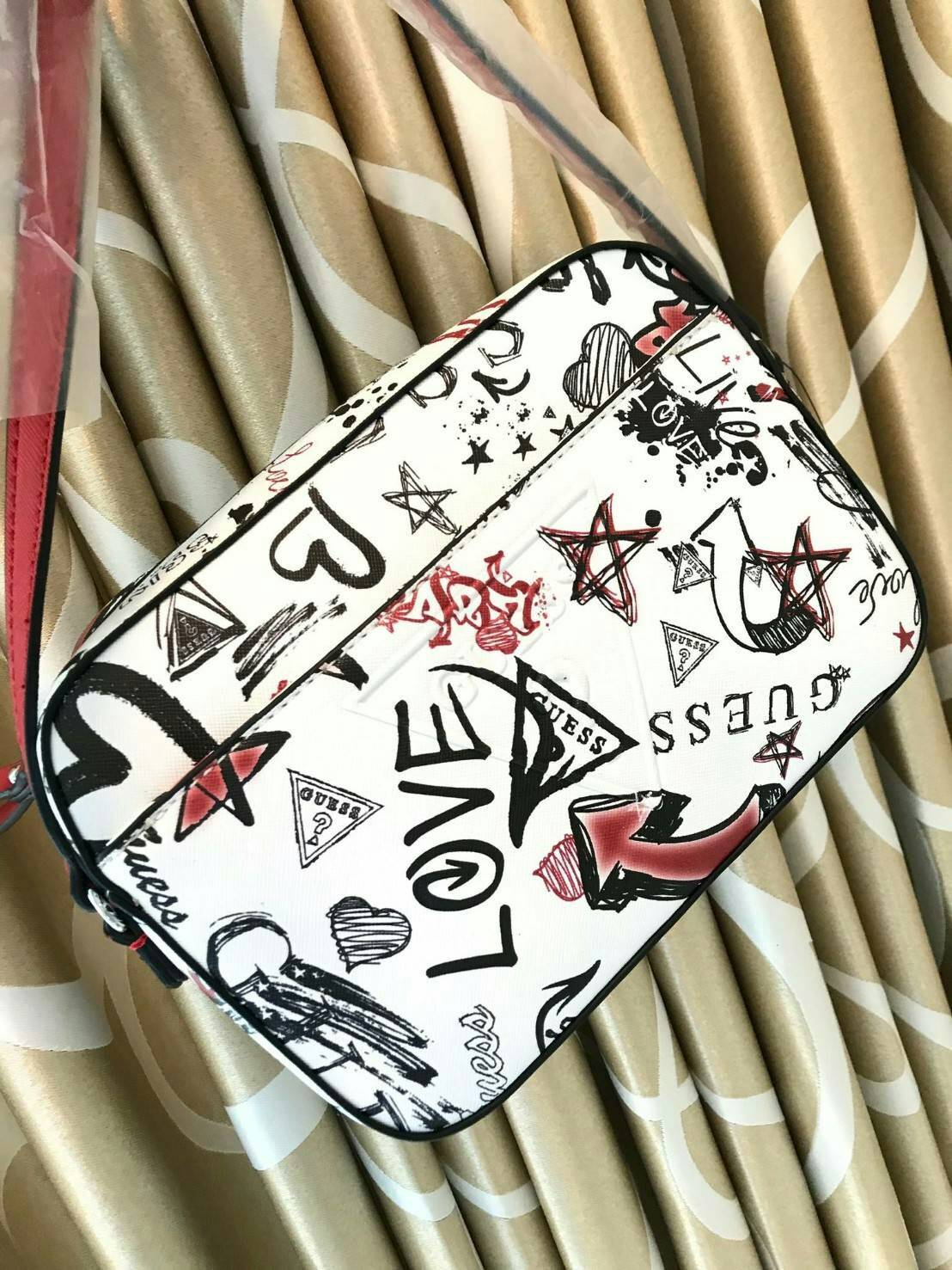 GUESS CROSSBODY BAG กระเป๋าสะพายรุ่นใหม่ ทรงเหลี่ยมตั้งอยู่ทรง วัสดุหนังSaffiano ด้านหน้าปั้มลายโลโก้นูน เปิดปิดด้วยซิปเดียวด้านบน ภายในกว้างใส่กระเป๋าสตางค์ใบยาวได้ ด้านหน้ามีช่องเล็ก1ช่อง ภายในมีช่องซิปเล็ก1ช่อง แยกเป็นสัดส่วน ด้านในบุผ้าลายสกรีน น้ำหนั