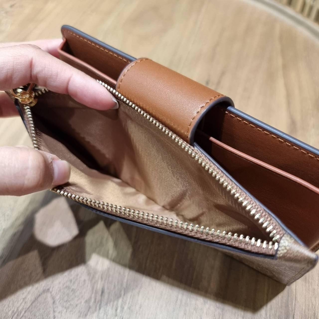 พร้อมส่ง 7 สี COACH C2874 TECH WALLET IN COLORBLOCK SIGNATURE CANVAS จัดให้สีใหม่ก่อนใคร!! ดีไซน์ใหม่ คอลเลคชั่นสวยหรู กระเป๋าสตางค์พร้อมสายคล้องมือ ง่ายต่อชีวิตมากจ้า!! มันดีอะไรเบอร์นี้ ใส่ได้ทั้งบัตร และโทรศัพท์ก็ใส่ได้ทุกรุ่น แถมยังมีช่องซิปแยกไปอีก ช