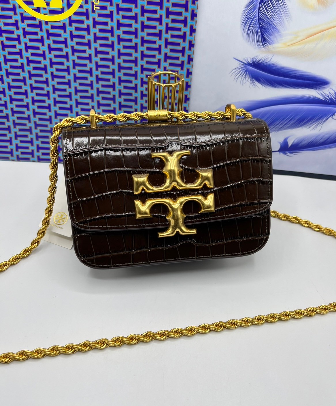 6 สี Tory Burch Croc Eleanor Small Bag / TORY BURCH ELEANOR CROC EMBOSSED LEATHER กระเป๋าสะพายหนังพิมพ์ลายจระเข้ ดีไซน์หรูหรา โด่นเด่นด้วยโลโก้แบรนด์อะไหล่ด้านหน้า และสายสะพายโลหะสีทอง