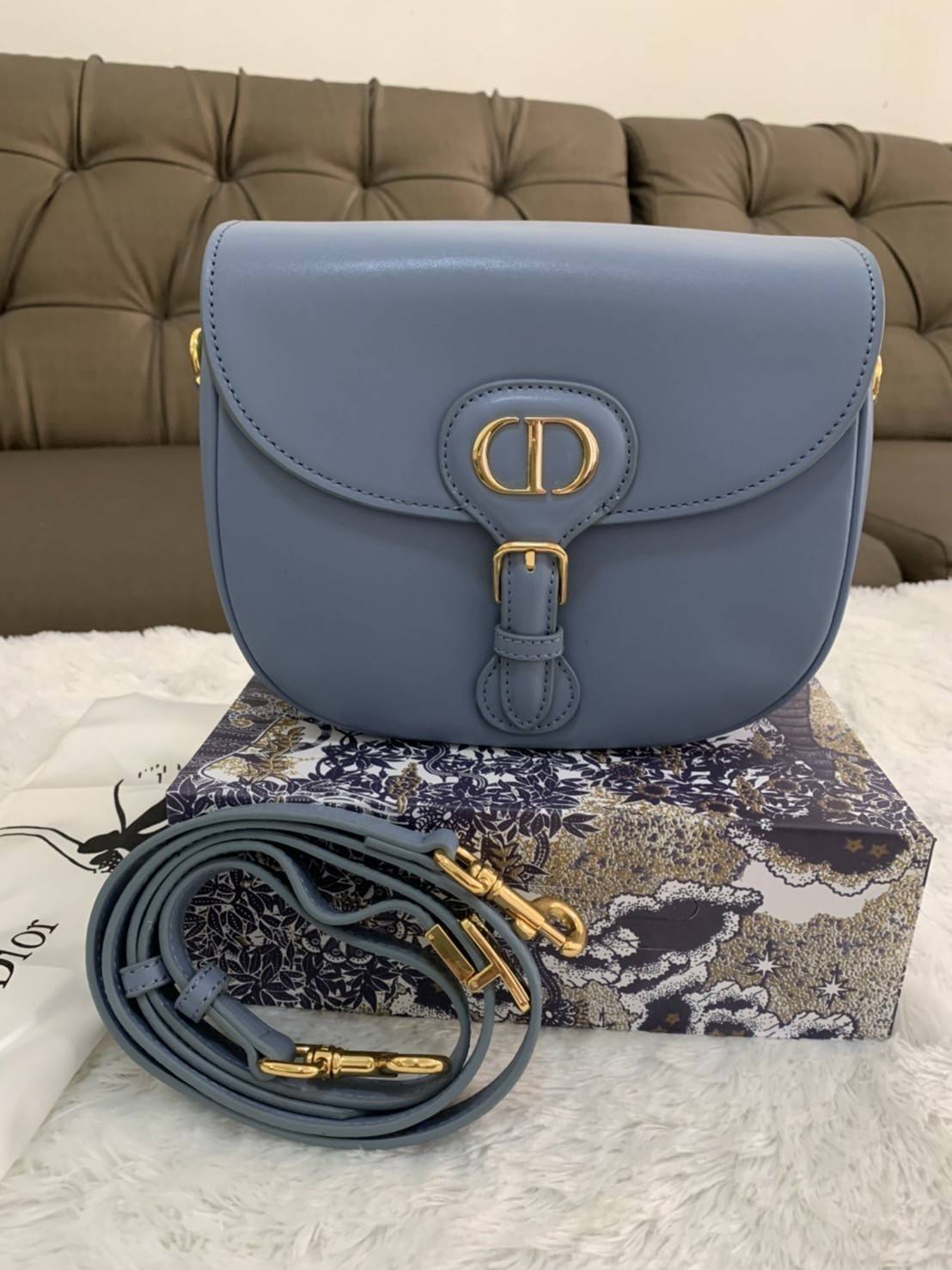 Dior Bobby Bag (GWP) พรีเมี่ยมกิ้ฟ Limited Edition วัสดุหนังแท้ Calfskin อะไหล่ทอง กระเป๋าหรูยอดฮิต ดีไซน์เป็นทรงโค้งเรียบหรูแบบโบฮีเมียนนิดๆ ด้านหน้าประดัลโลโก้ CD เด่นชัด ตอกย้ำความเป็นแบรนด์หรู Christian Dior แมทกับชุดได้ง่าย ใช้ได้ทุกวัน ทั้งสะพายไหล่