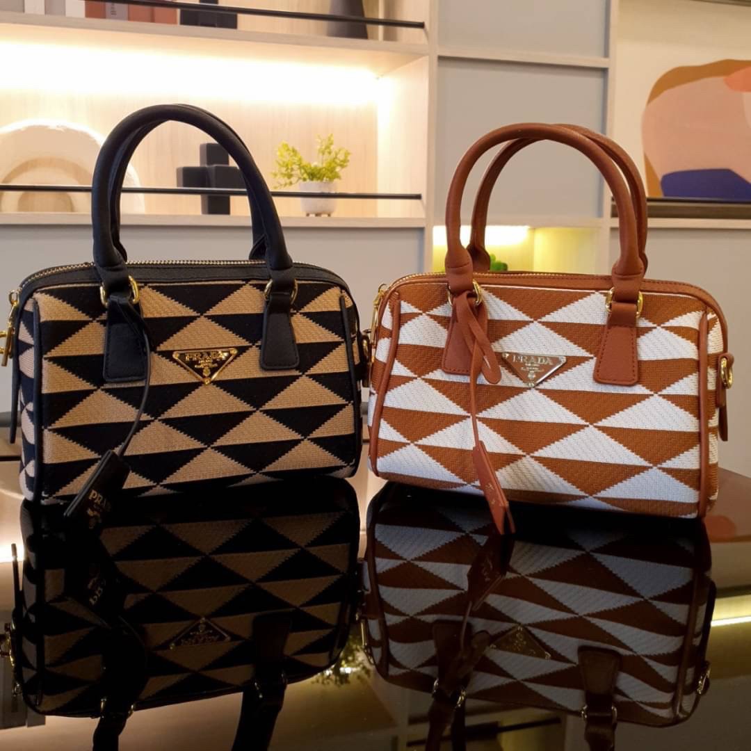 Prada Symbole Embroidered Fabric Top-handle Bag พร้อมส่งรุ่นใหม่ มาแรง จากแบรนด์ Prada กับทรง หมอนอยู่ทรงสวย สาวๆห้าม