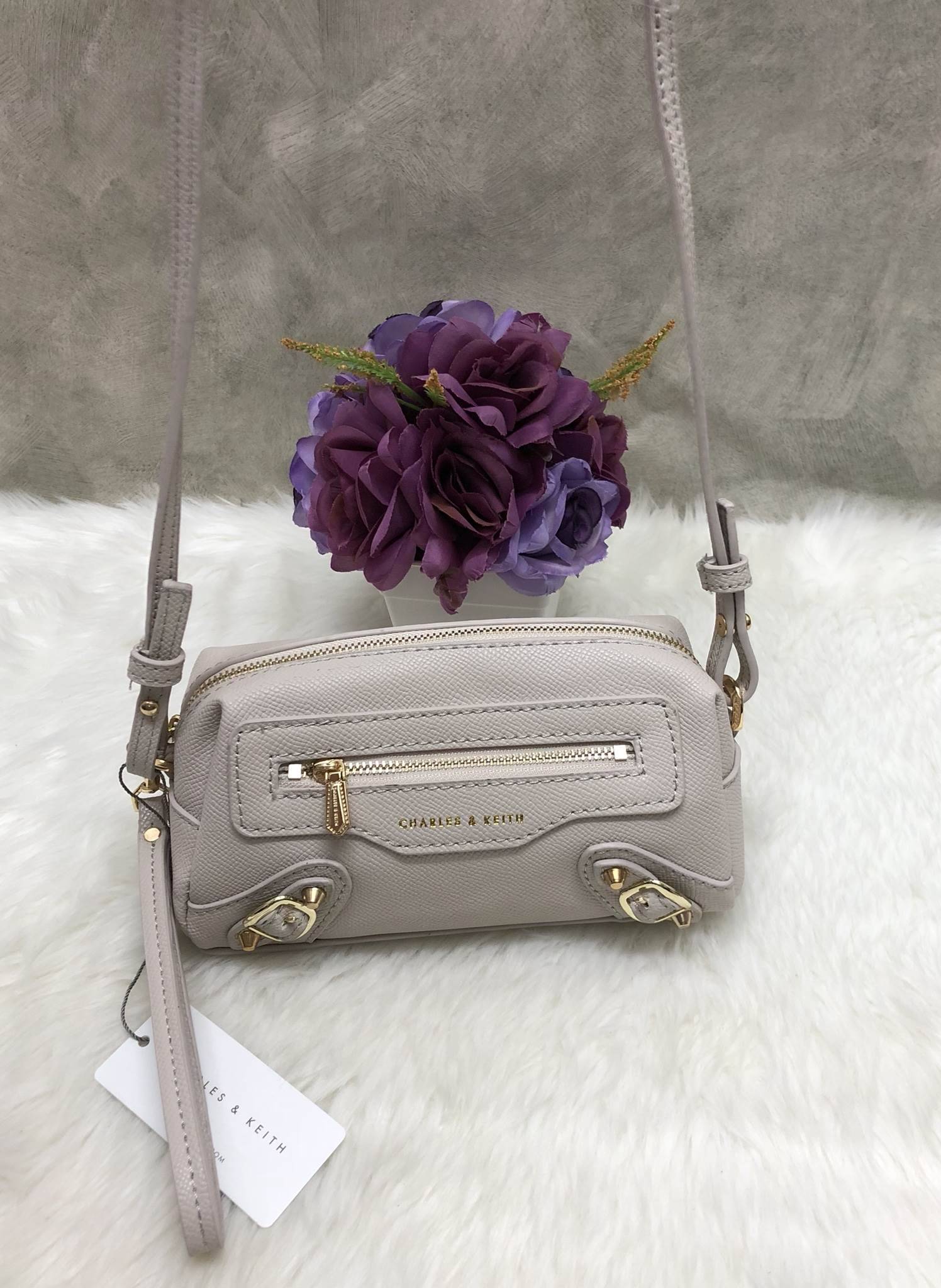 New in!!! Best Seller CHARLES & KEITH MINI BAG พร้อมส่งอีกรอบรุ่นขายดี พร้อมสีใหม่หายากค่ะ!!! กระเป๋าสะพายข้างหรือครอสบอร์ดี้ร์ได้ค่ะ รูปทรงสวย หนังนิ่ม ด้านหน้าสกรีนโลโก้แบรนด์ มีช่องซิปเล้กสำหรับใส่ของจุกจิกค่ะ พร้อมแต่งดีเทลอะไหล่ทองแบบแบรนด์ดังเพิ่มคว