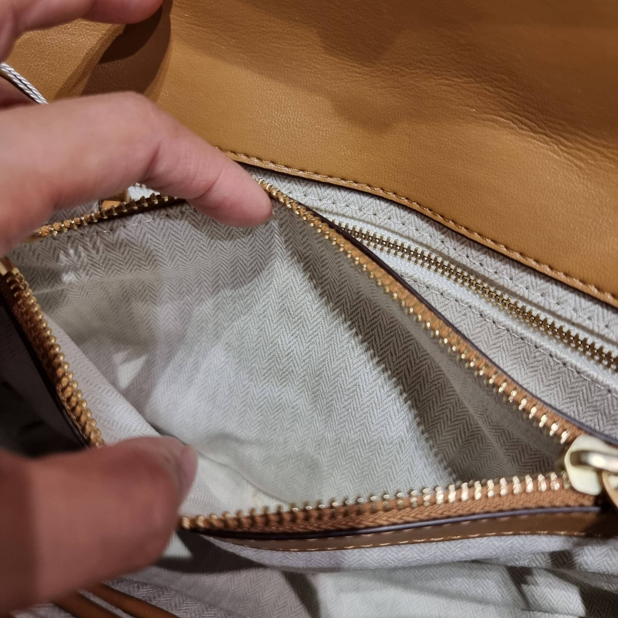 TORY BURCH KIRA CHEVRON CONVERTIBLE SHOULDER BAG กระเป๋าสะพายรุ่นยอดฮิต ไซส์ใหญ่จัดเต็มให้เน้นๆ ใช้ยังไงก็ดูหรู ดีไซน์เฉพาะตัว วัสดุหนังแกะ สัมผัสนิ่ม เปิด-ปิดด้วยกระดุมแม่เหล็ก ภายในเป็นช่องโล่ง แบ่งสัดส่วนไว้ดีมากๆ ใส่กระเป๋าสตางค์ มือถือ เครื่องสำอางค์