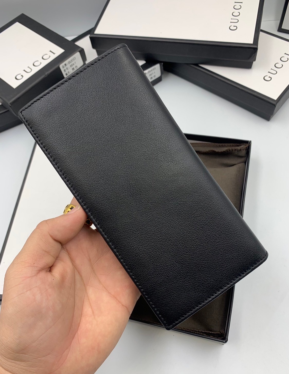 GUCCI MEN WALLET / GUCCI LONG WALLET / GUCCI WALLET กระเป๋าสตางค์ใบยาวผู้ชาย งานหนังแท้ ผสมผสานความสง่างามและคลาสสิกที่เข้ากับยุคสมัย ด้านหน้าโดดเด่นด้วยซิกเนเจอร์แบรนด์ เป็นอีกหนึ่งรุ่นที่ดาราเชเลปใช้กันเยอะมาก พร้อมส่งที่ไทย ภาพสินค้าถ่ายจากงานขายจริง ใ